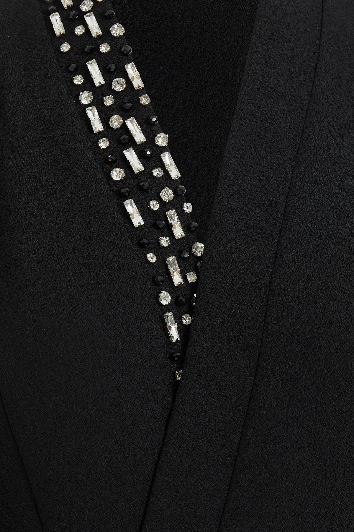 Yakası İşleme Detaylı V Yaka Uzun Kollu Uzun Elbise