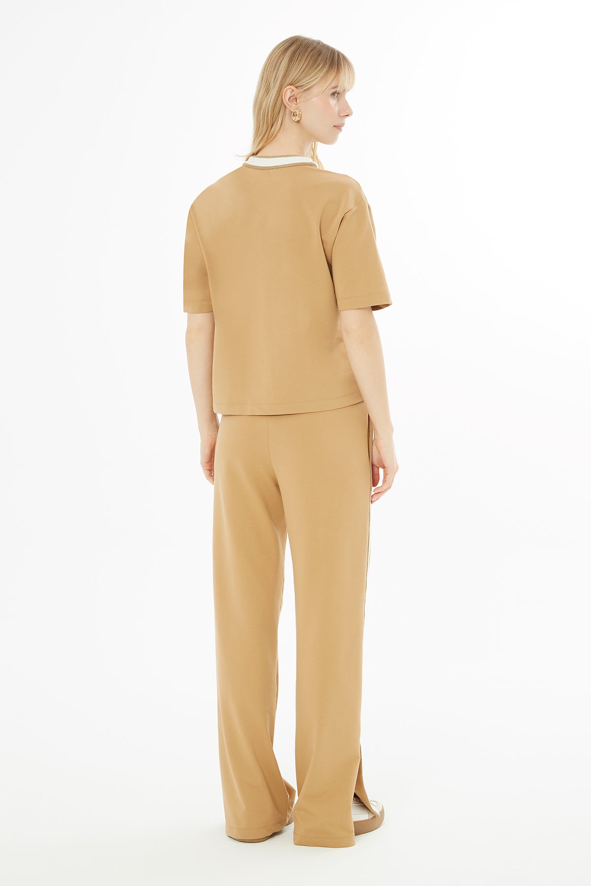 V Yaka Düğmeli Bol Paça Eşofman Takımı