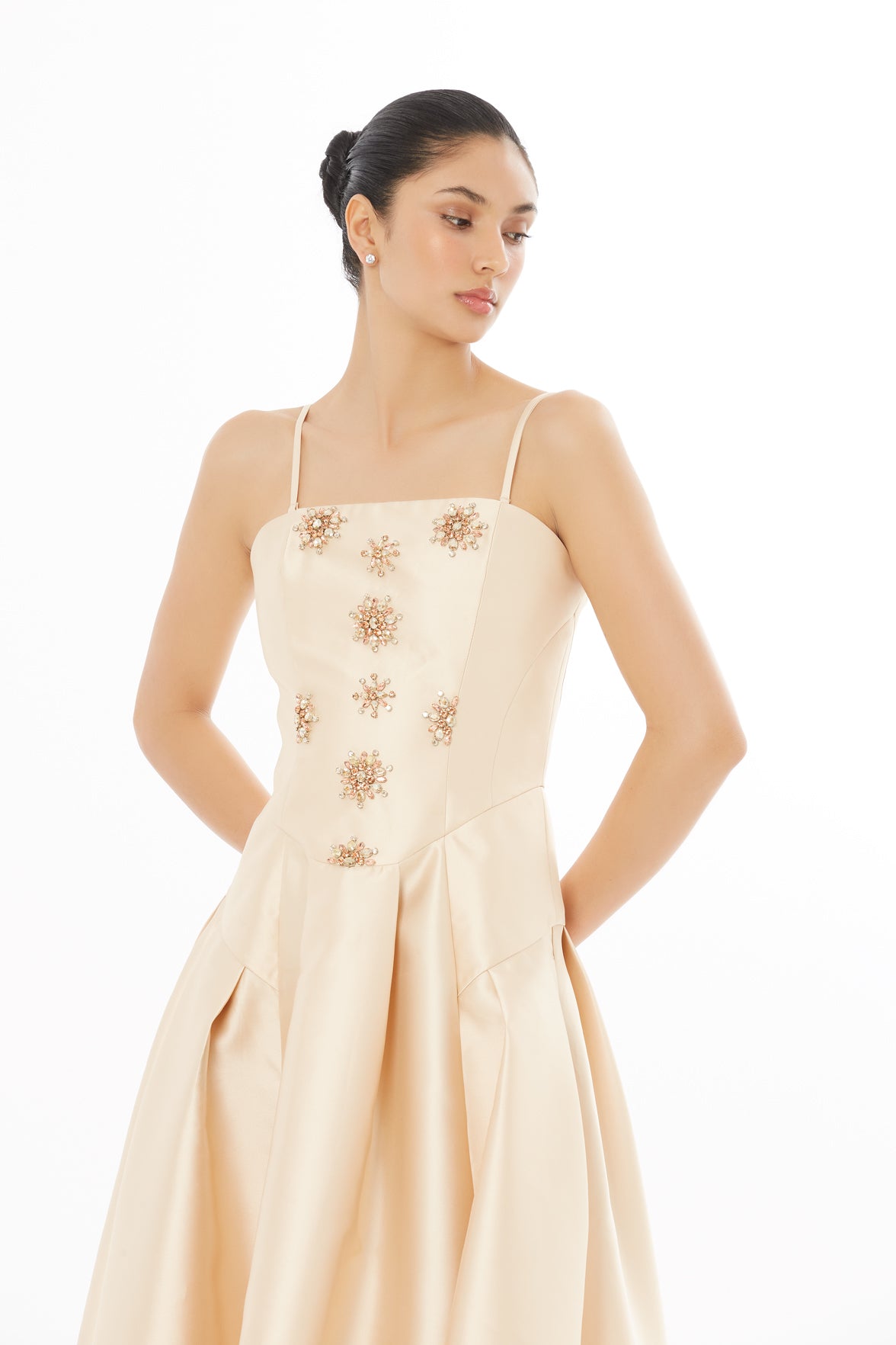 İşlemeli Volanlı Elbise