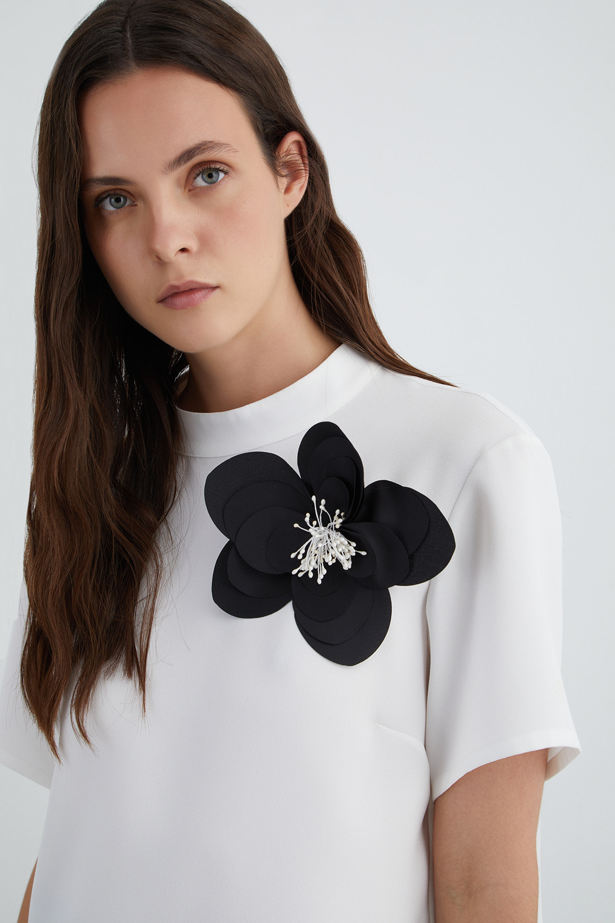 Kontrast Çiçek Detaylı T-Shirt