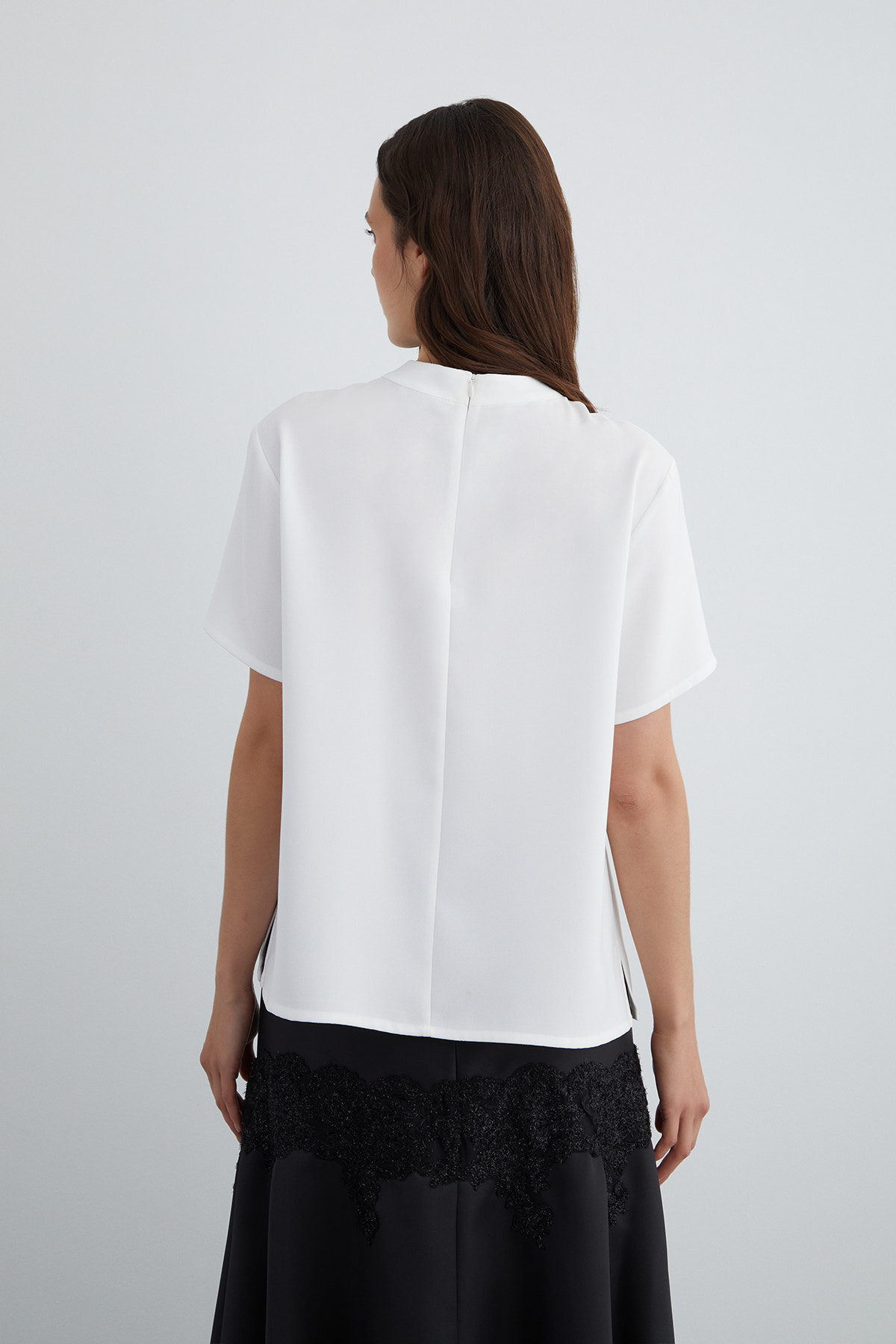 Kontrast Çiçek Detaylı T-Shirt