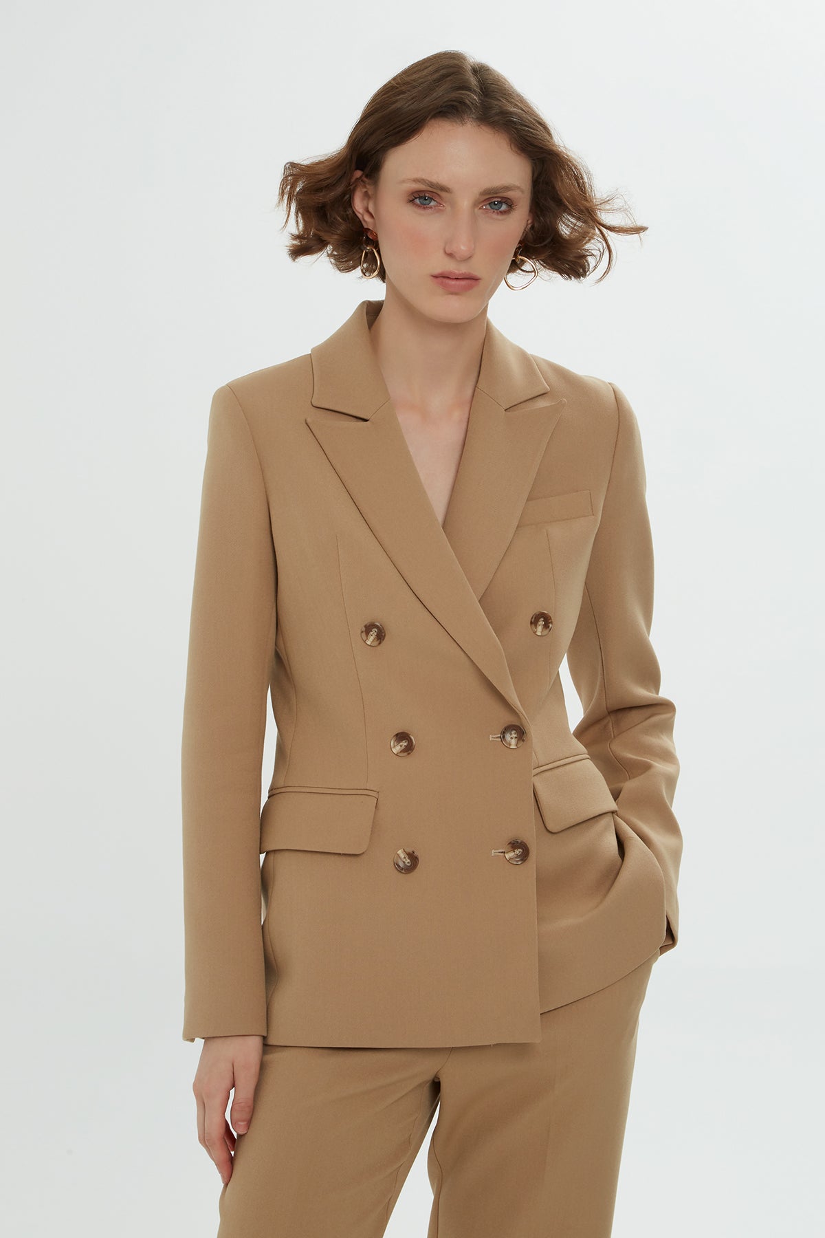 Kruvaze Kapamalı Ceket ve Havuç Pantolonlu Takım