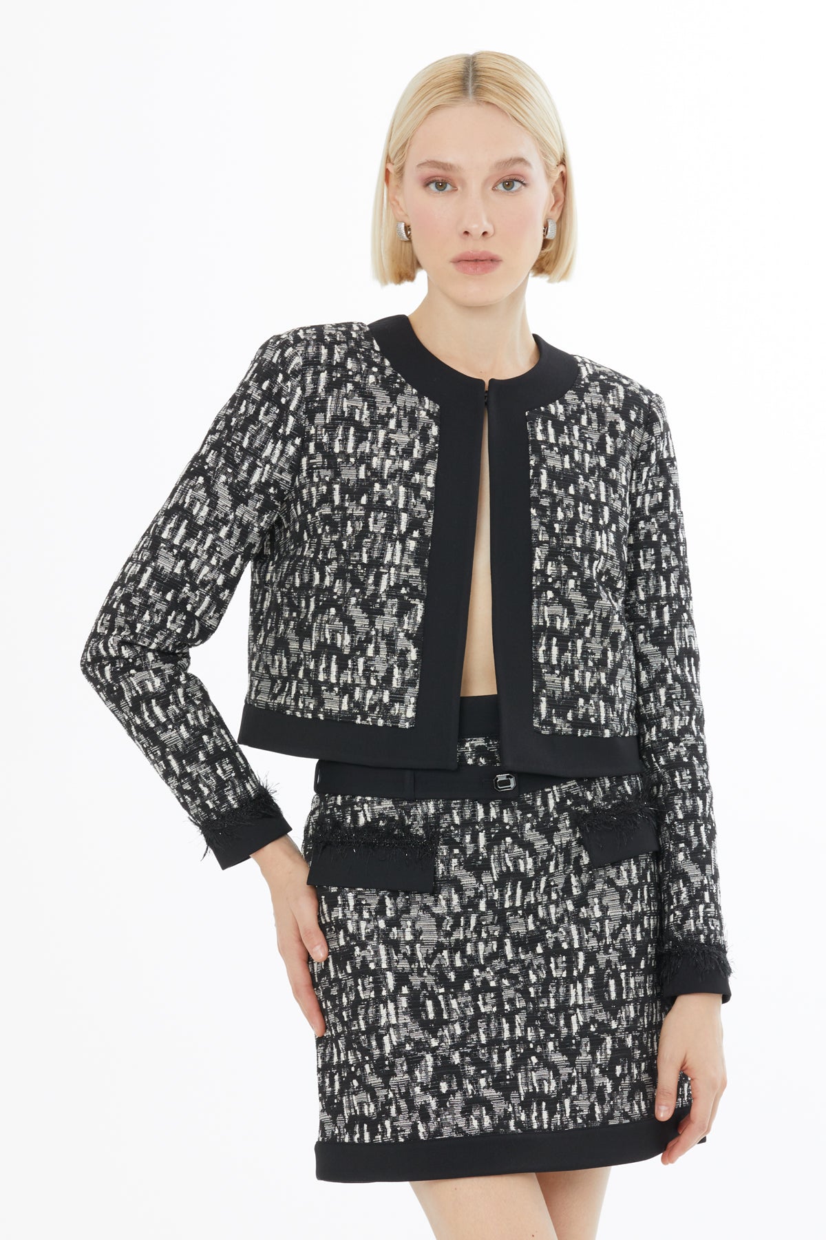 Önü Cepli Ceket Ve Önü Yırtmaçlı Etekli Takım