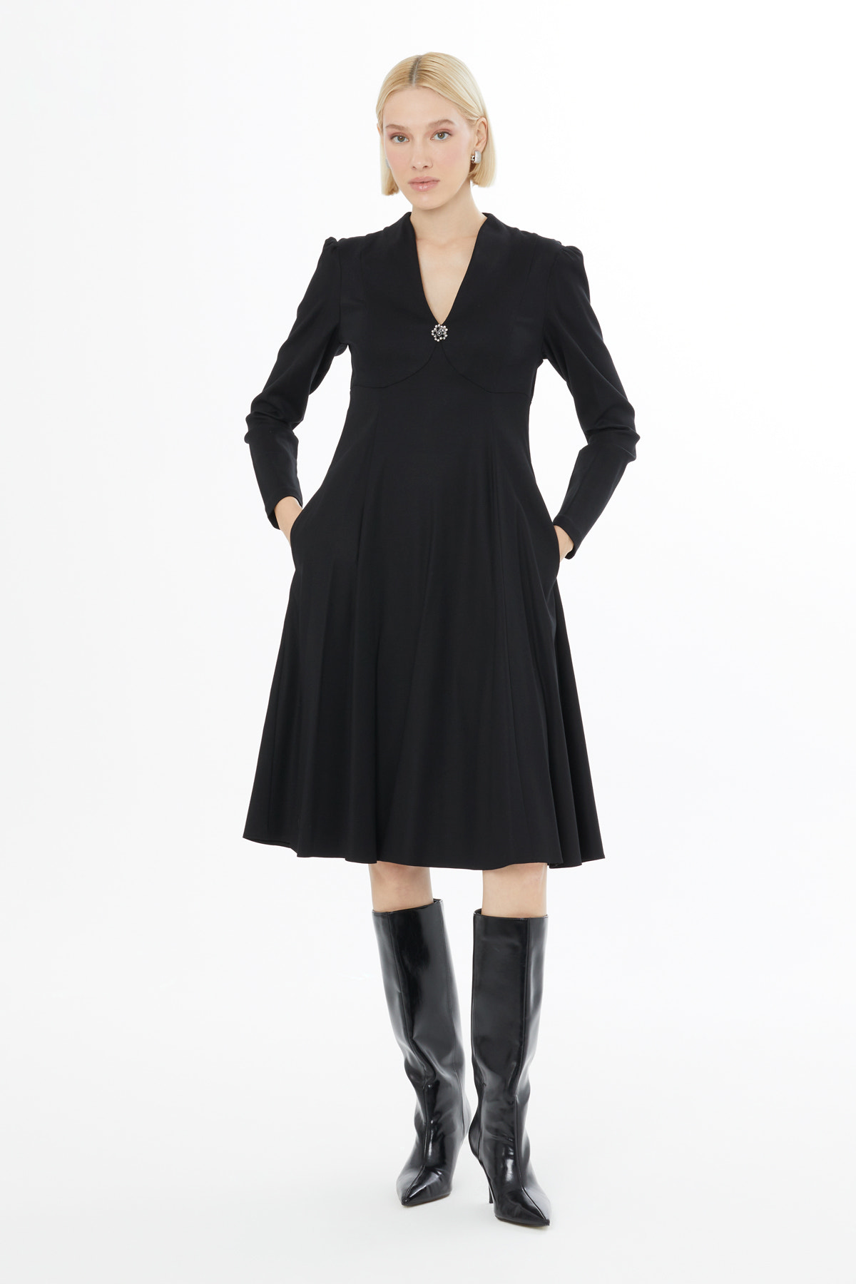 Göğüs Kup Detaylı Dekoratif Düğmeli Midi Elbise