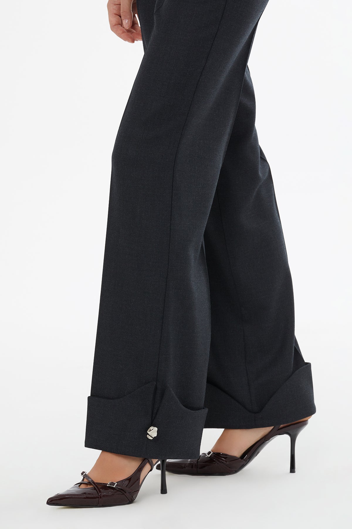 Paçası Metal Aksesuarlı Katlamalı Pantolon