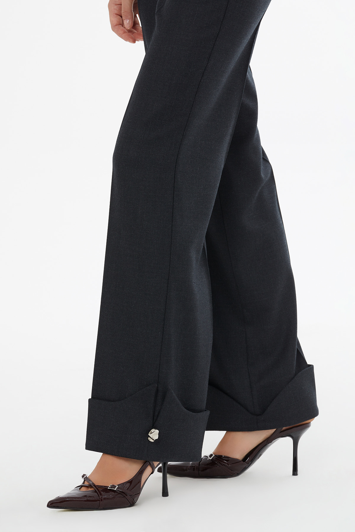 Paçası Metal Aksesuarlı Bol Kadın Pantolon