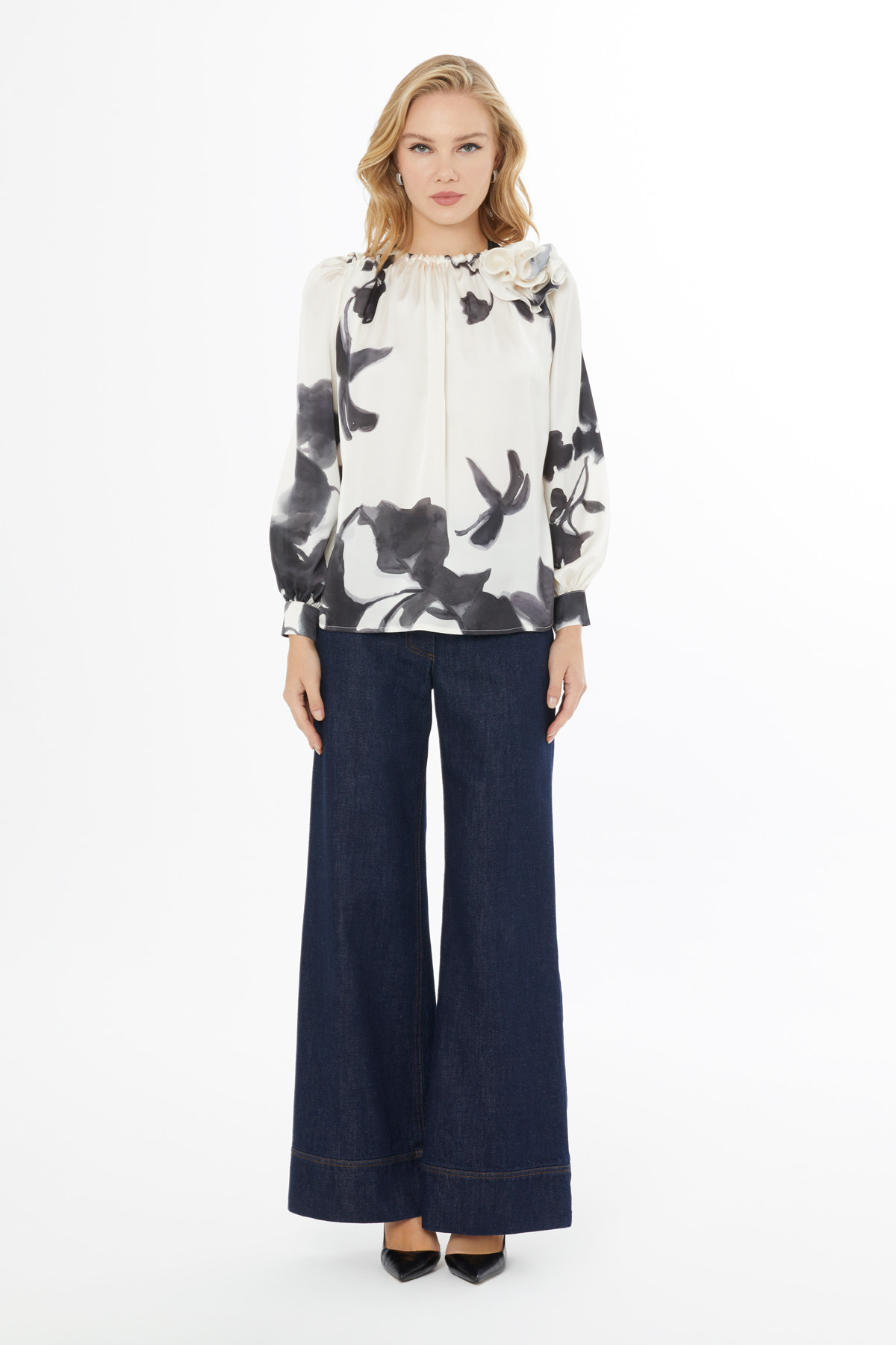 Ön Detayı Bağcıklı Yakası Gül Detaylı Kadın Bluz