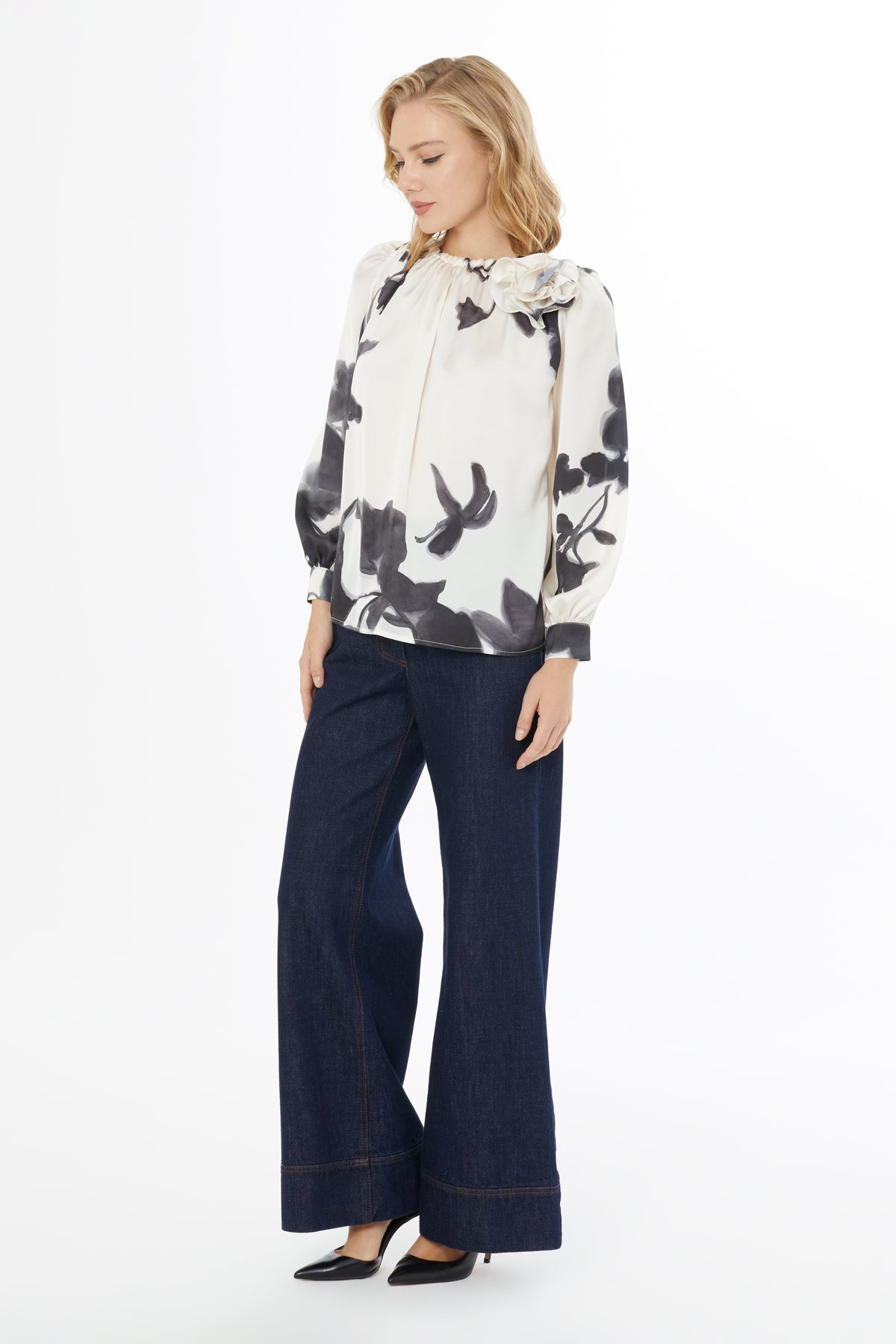 Ön Detayı Bağcıklı Yakası Gül Detaylı Kadın Bluz