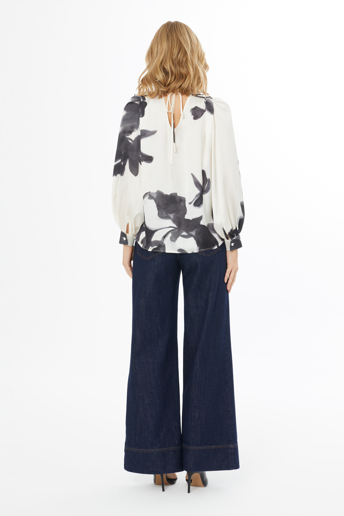 Ön Detayı Bağcıklı Yakası Gül Detaylı Kadın Bluz