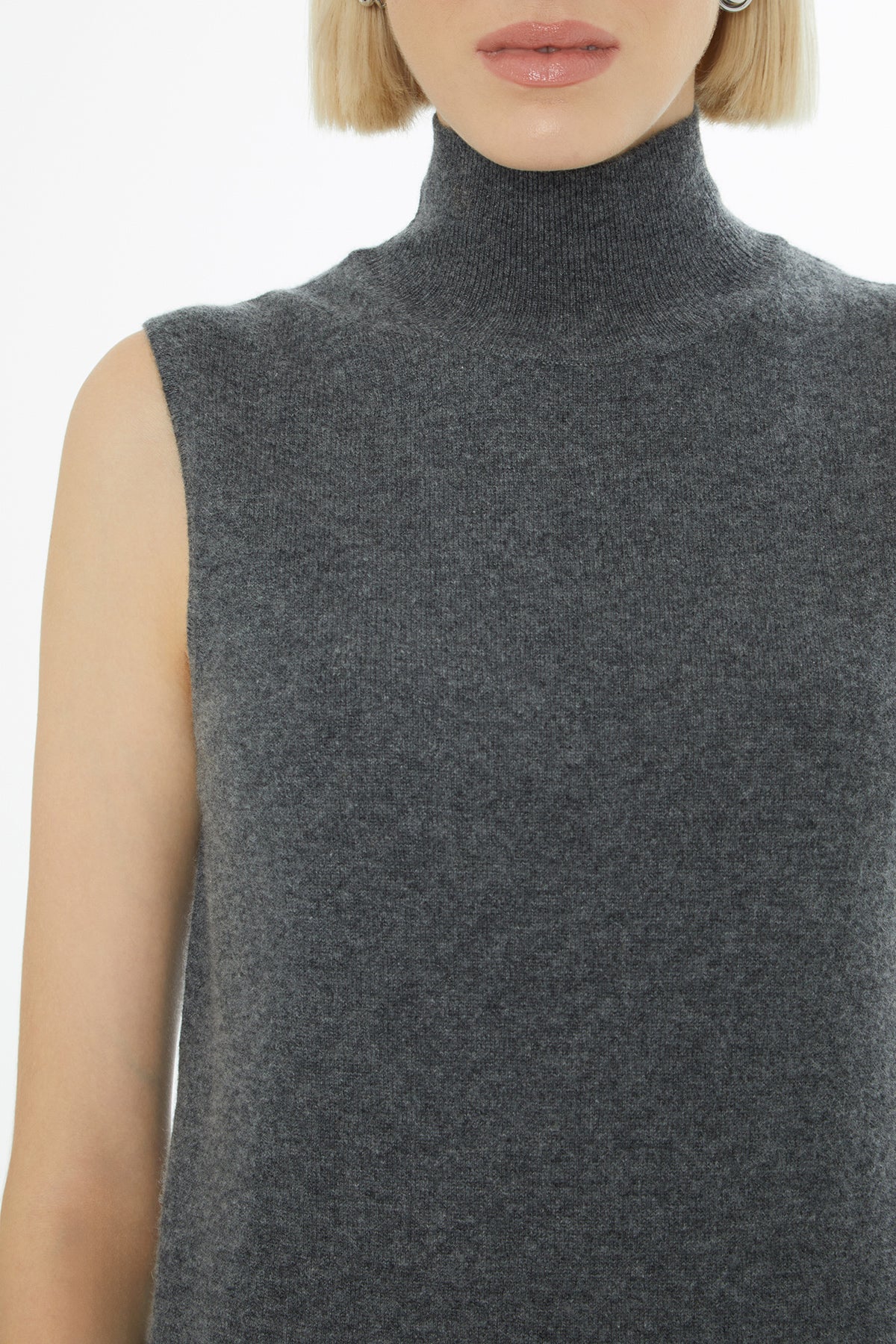 Boğazlı Sıfır Kollu Bluz