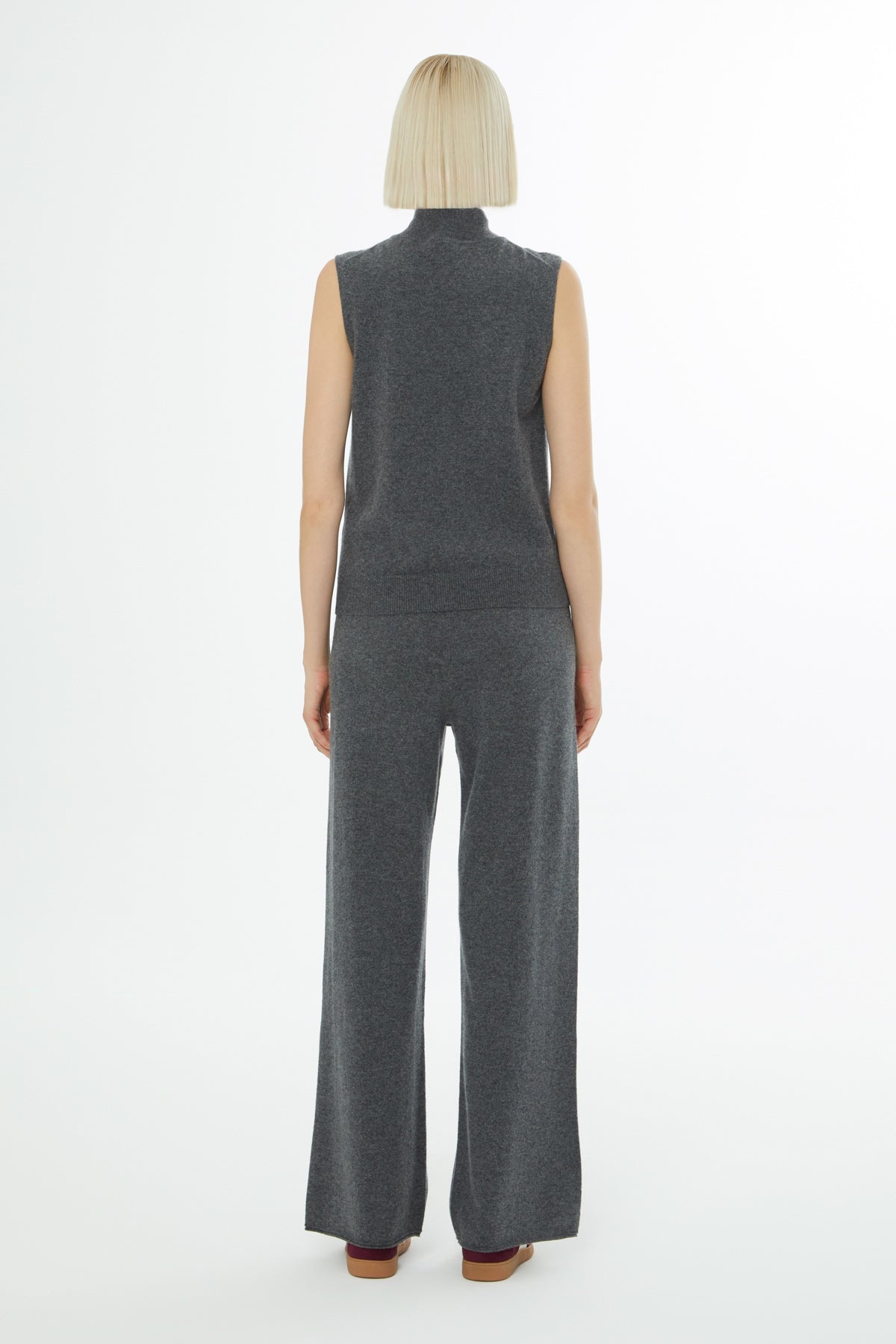 Boğazlı Sıfır Kollu Bluz