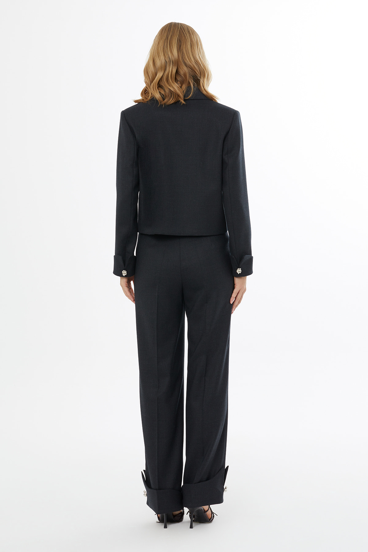 Ön Orta Düğme Kapamalı Yakalı Kadın Ceket