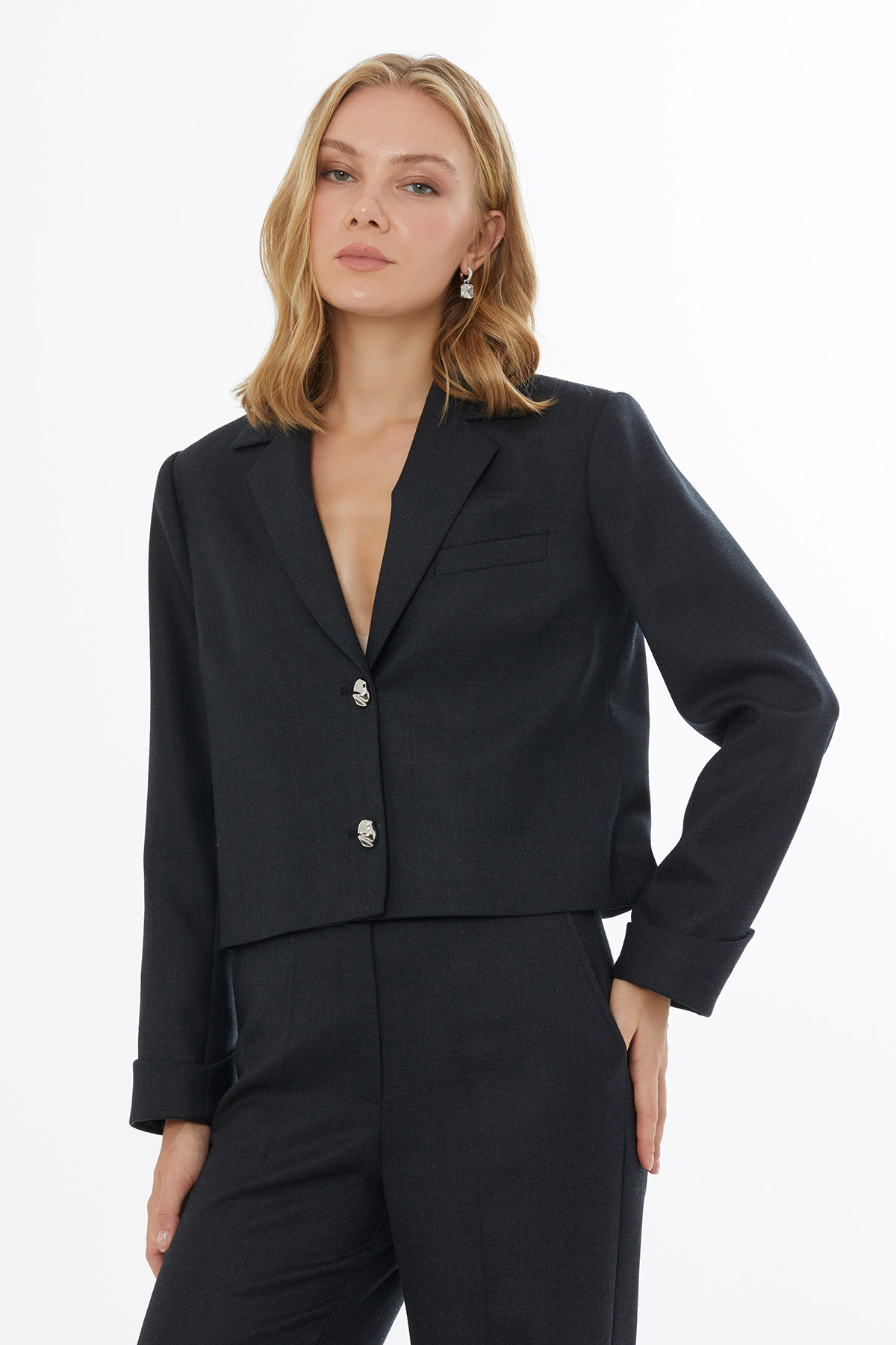 Ön Orta Düğme Kapamalı Yakalı Kadın Ceket