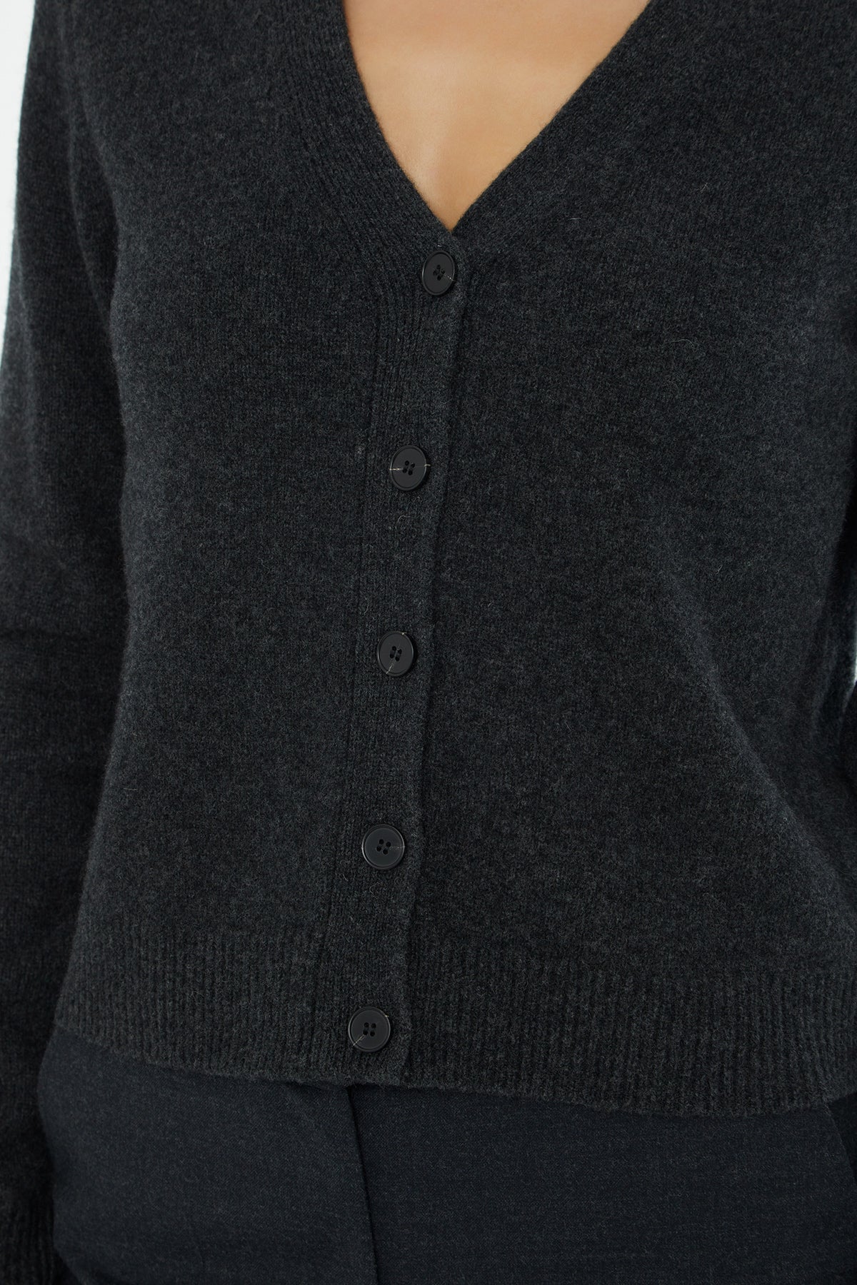 V Yaka Düğme Kapamalı Uzun Kollu Hırka