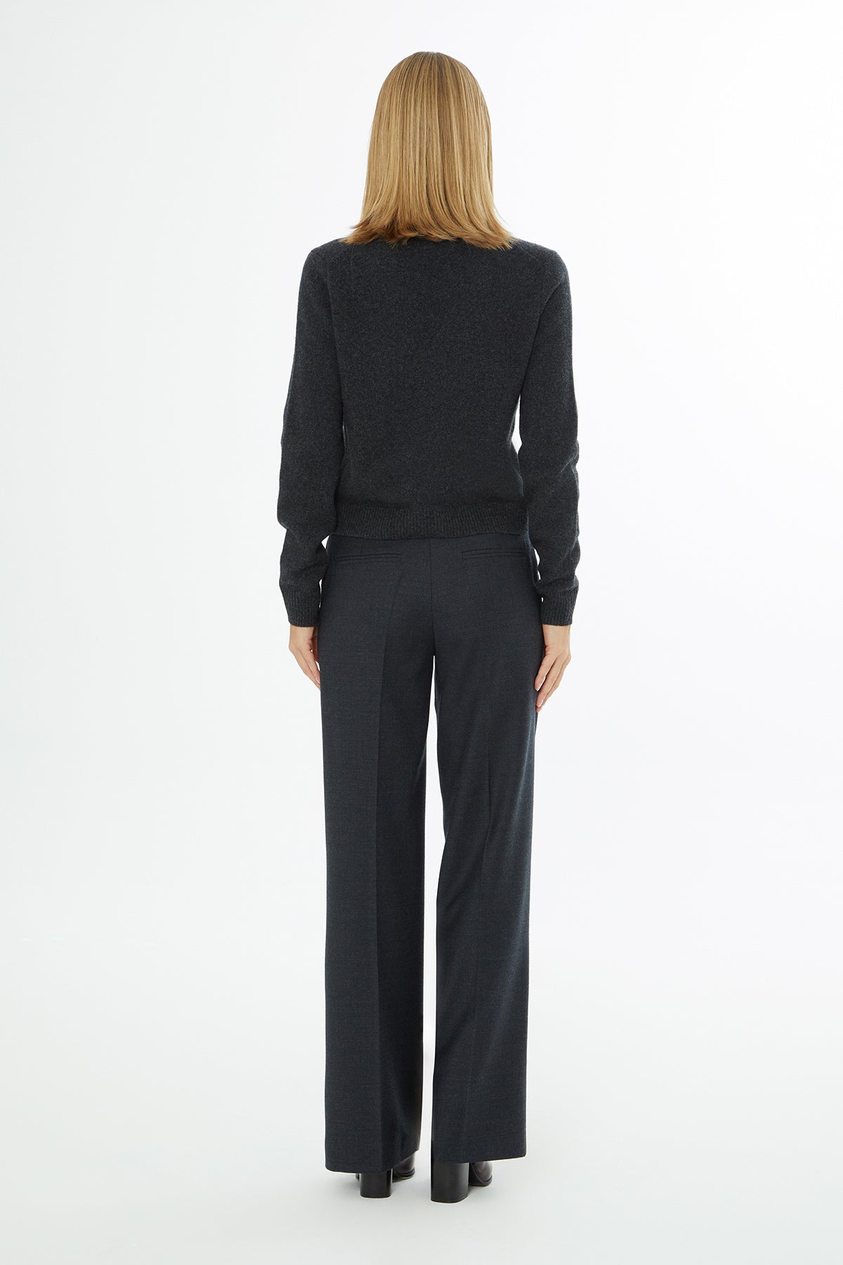 V Yaka Düğme Kapamalı Uzun Kollu Hırka