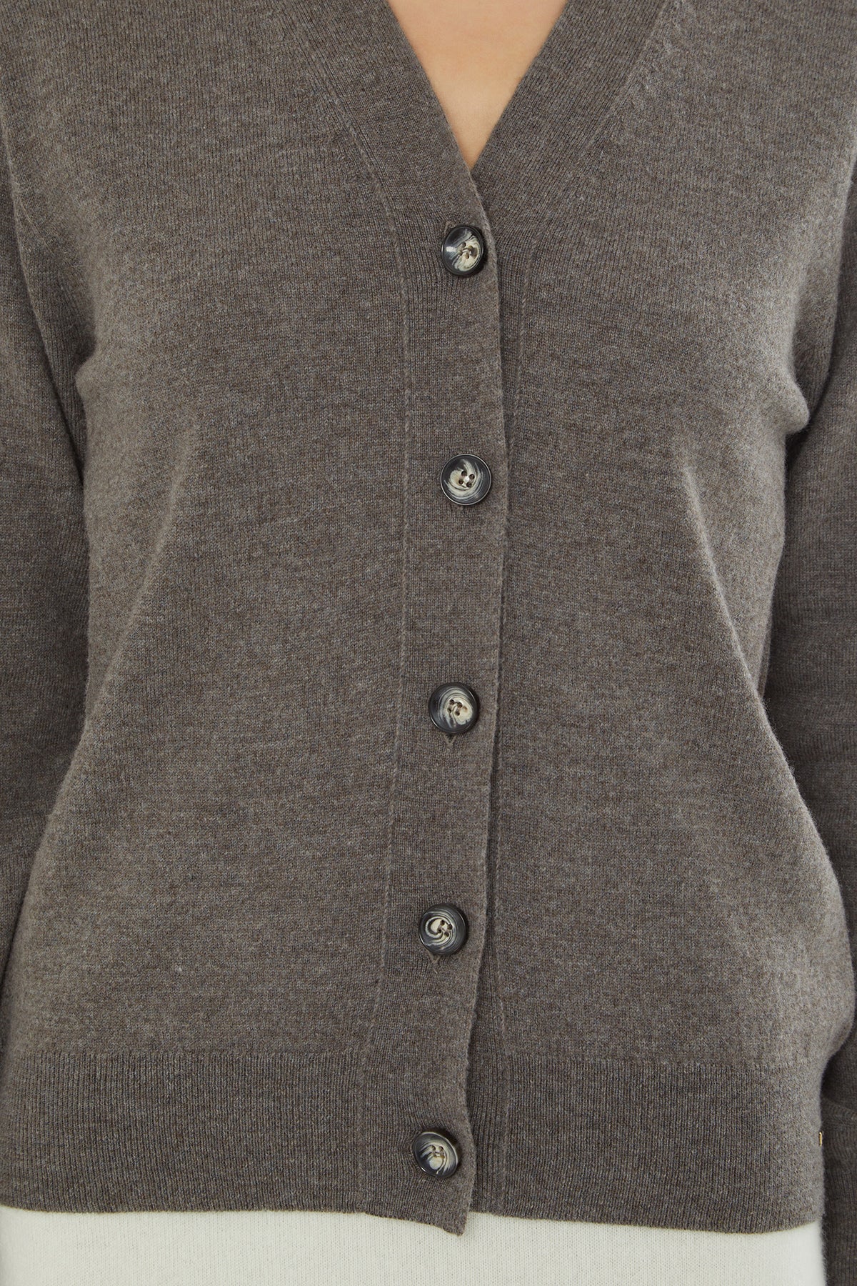 V Yaka Düğme Kapamalı Uzun Kollu Hırka