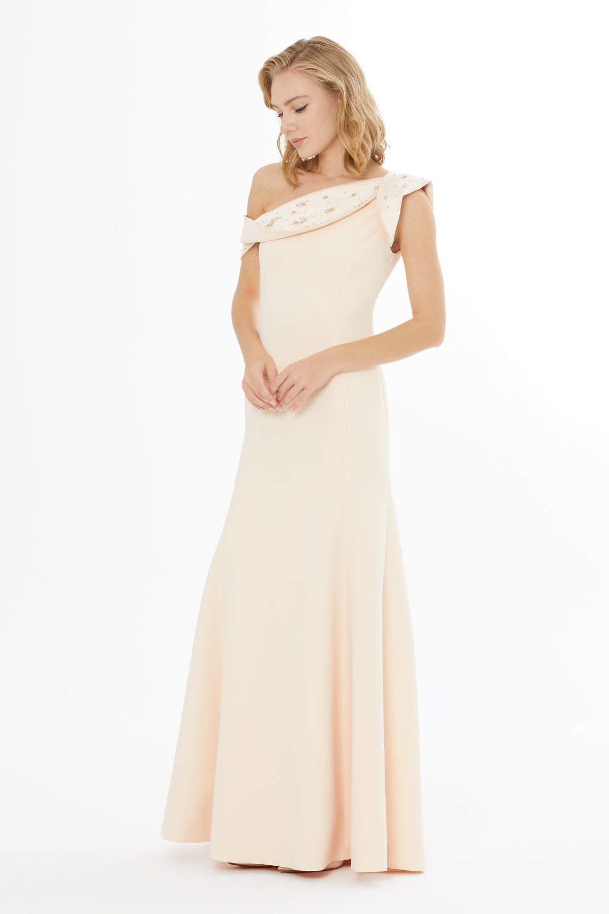 Yakası Boncuk İşlemeli Uzun Elbise