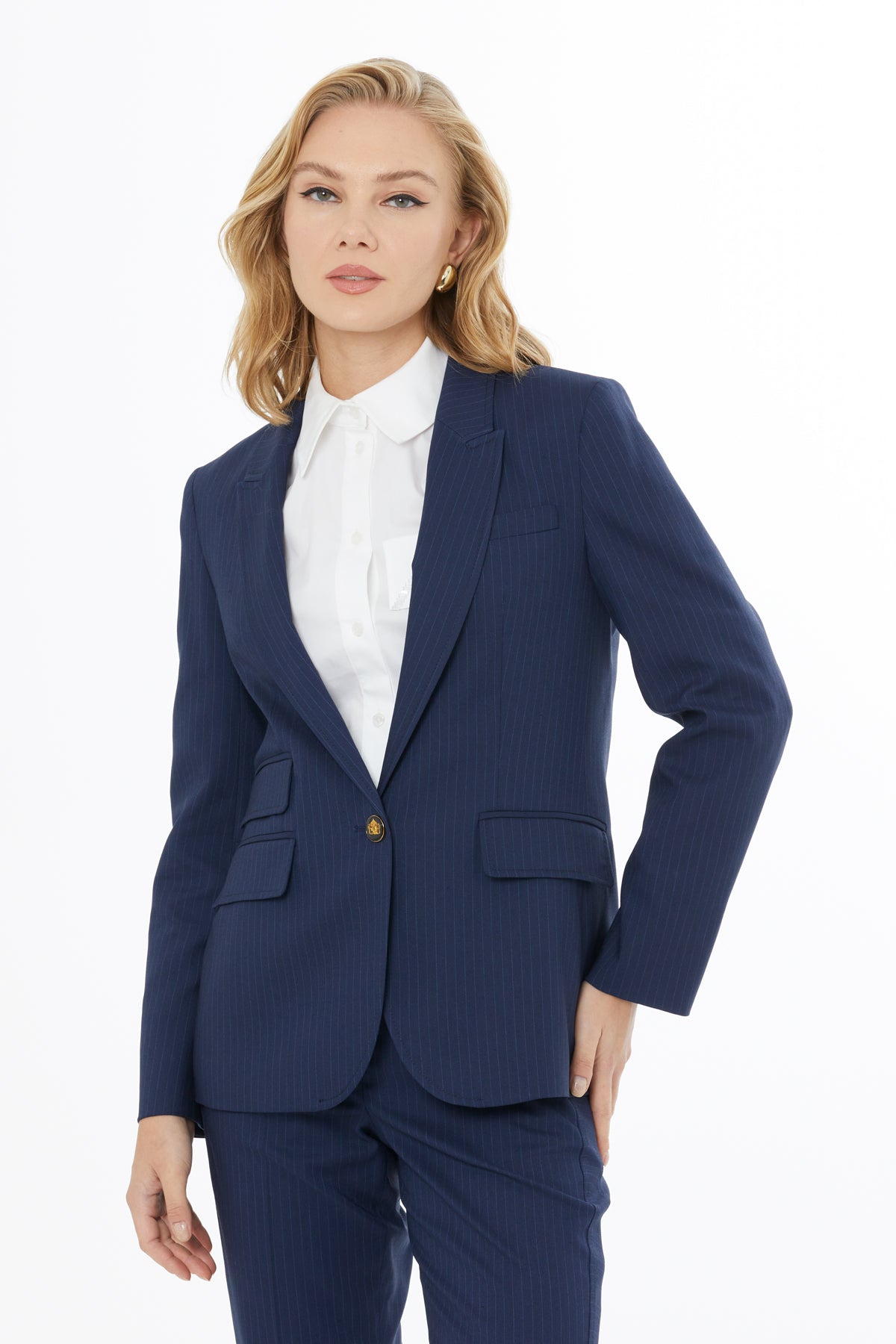 Tek Düğmeli Ceket Ve Havuç Pantolonlu Takım