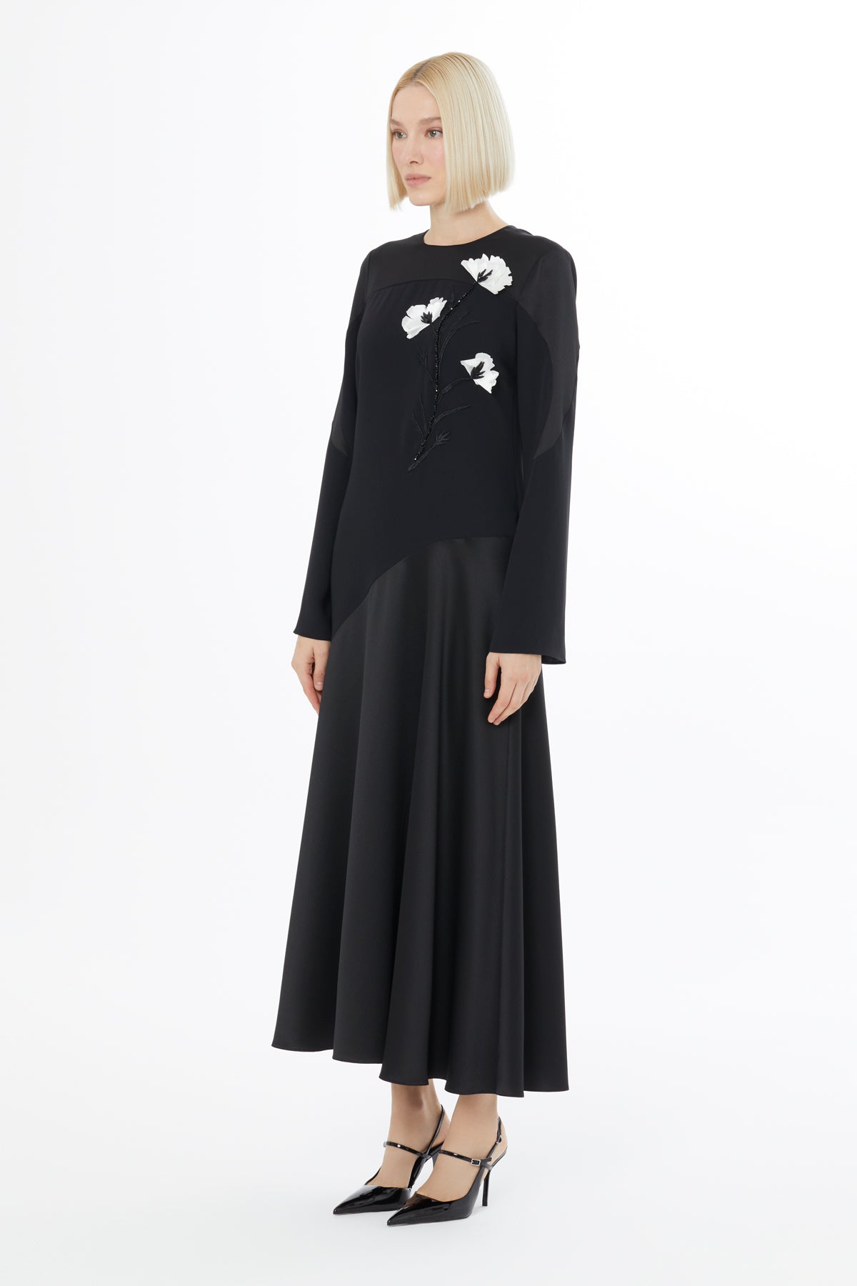 Uzun Kollu Nakış Detaylı Maxi Elbise