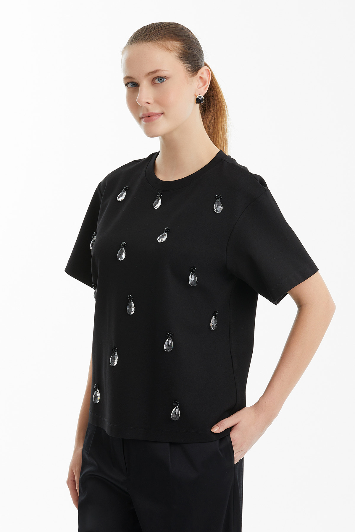 Boncuk İşlemeli Bisiklet Yaka Siyah T-Shirt