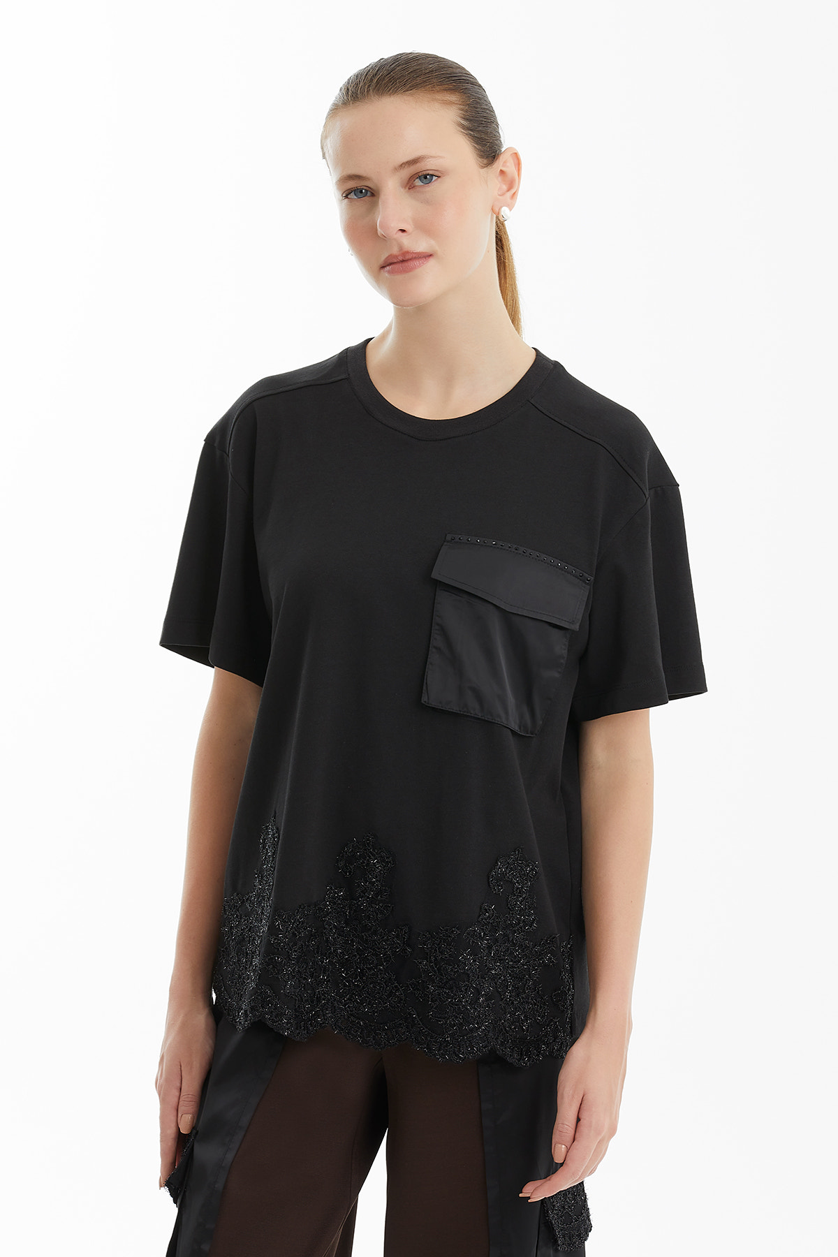 Parlak Dantel Detaylı Cepli Siyah T-Shirt