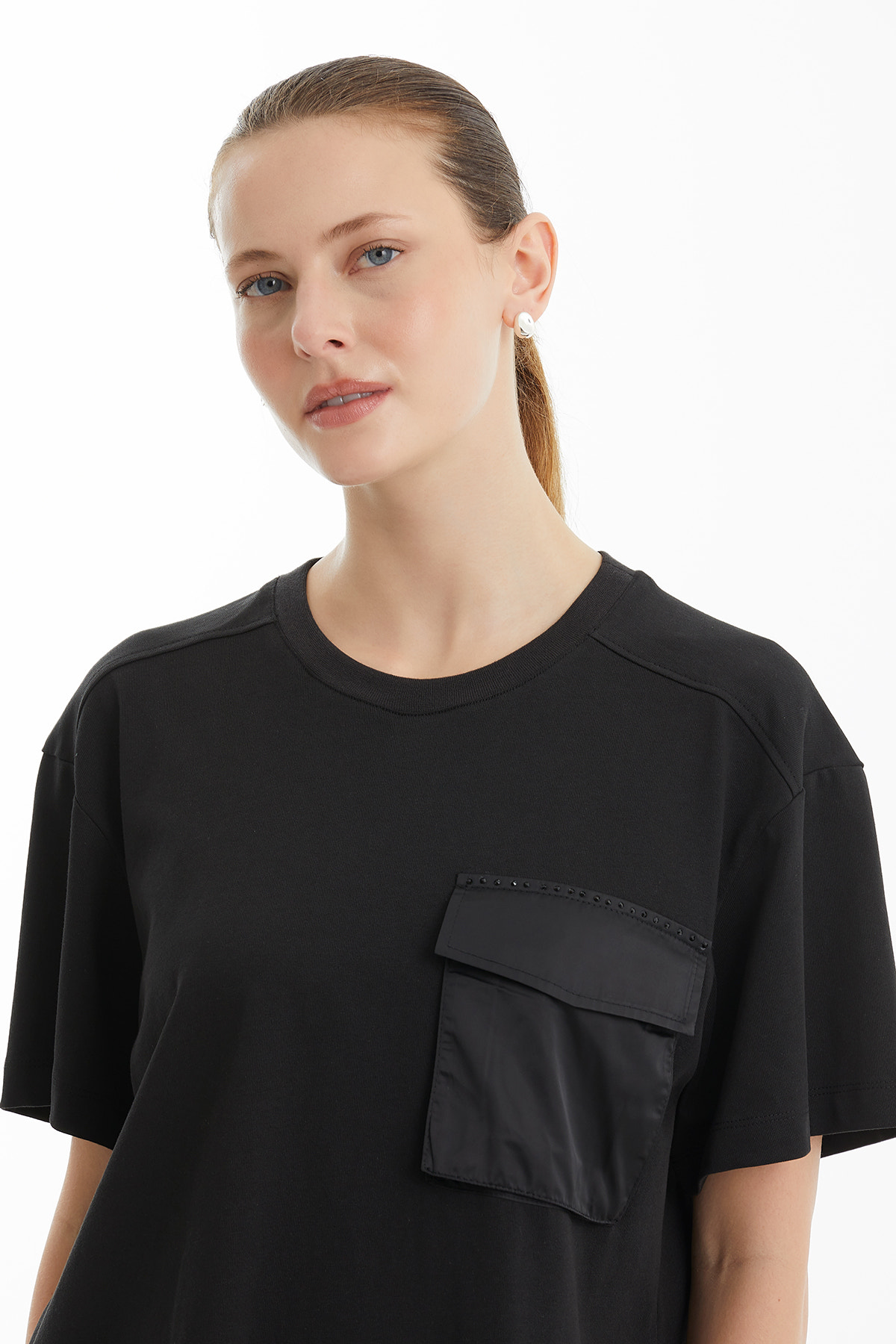Parlak Dantel Detaylı Cepli Siyah T-Shirt