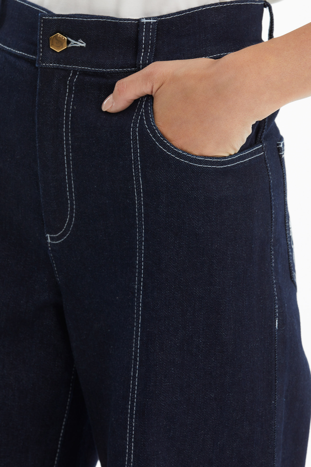 Arka Cebi Nakışlı Lacivert Jean Pantolon