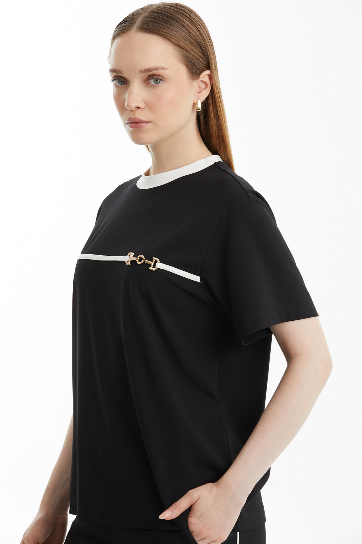 Şerit Ve Aksesuar Detaylı Siyah T-Shirt