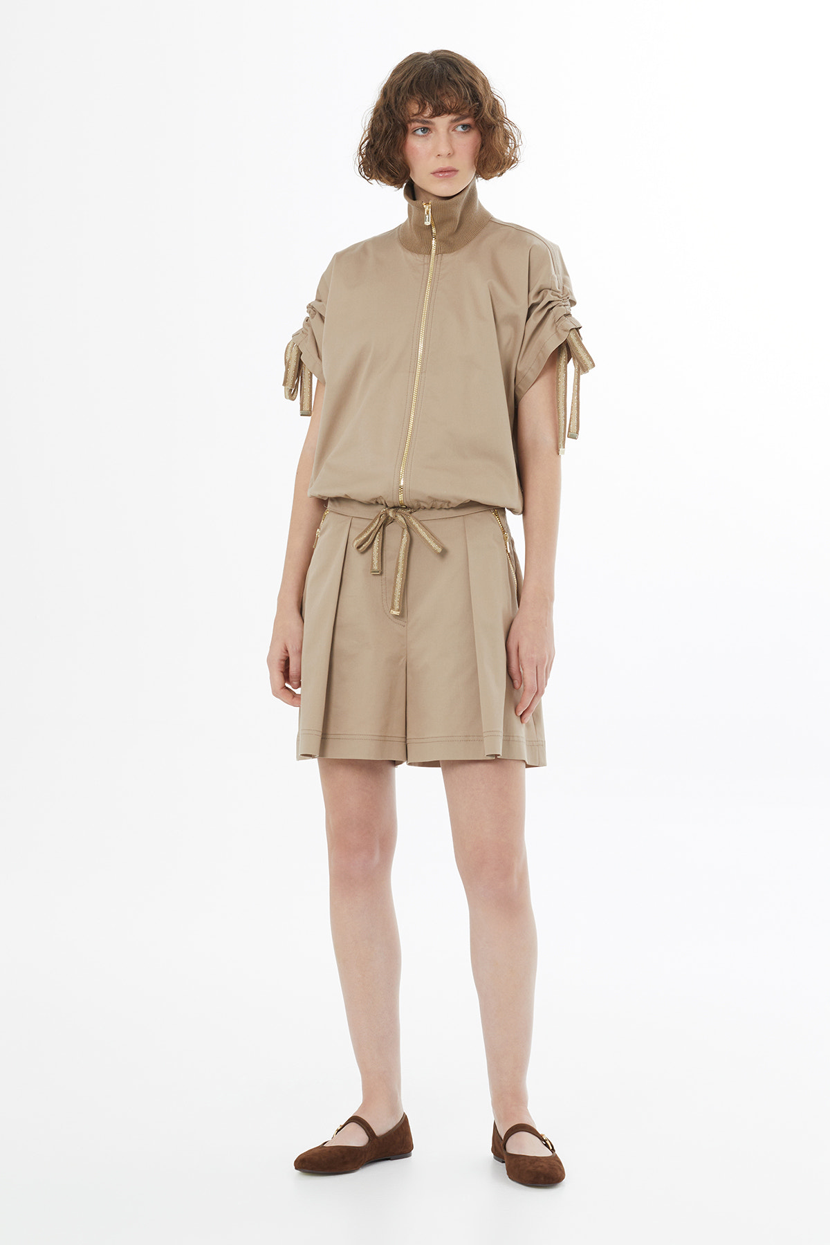 Pileli Metal Fermuarlı Bej Şort