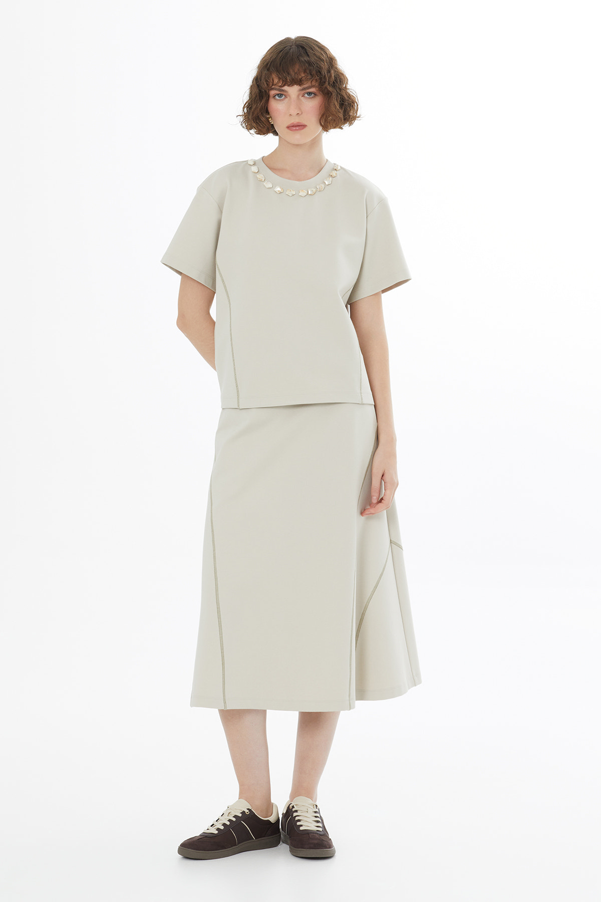 Dikiş Detaylı İşlemeli Bej T-Shirt