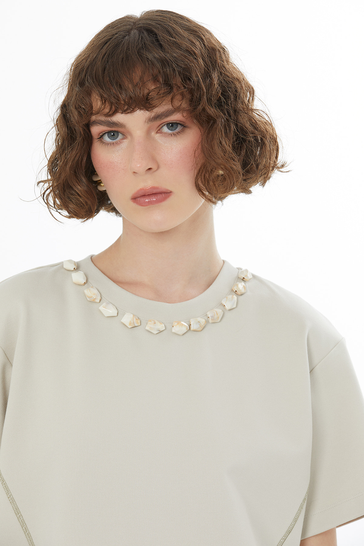 Dikiş Detaylı İşlemeli Bej T-Shirt