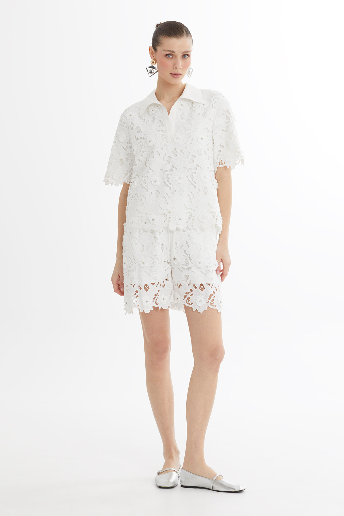 İşleme Detaylı Desenli Beyaz Bluz