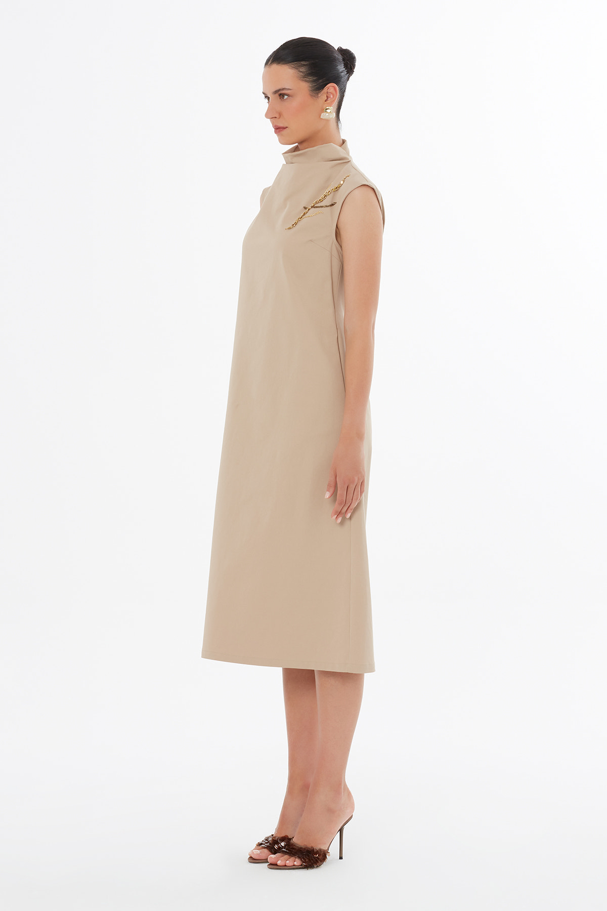 Boncuk İşlemeli Midi Bej Elbise