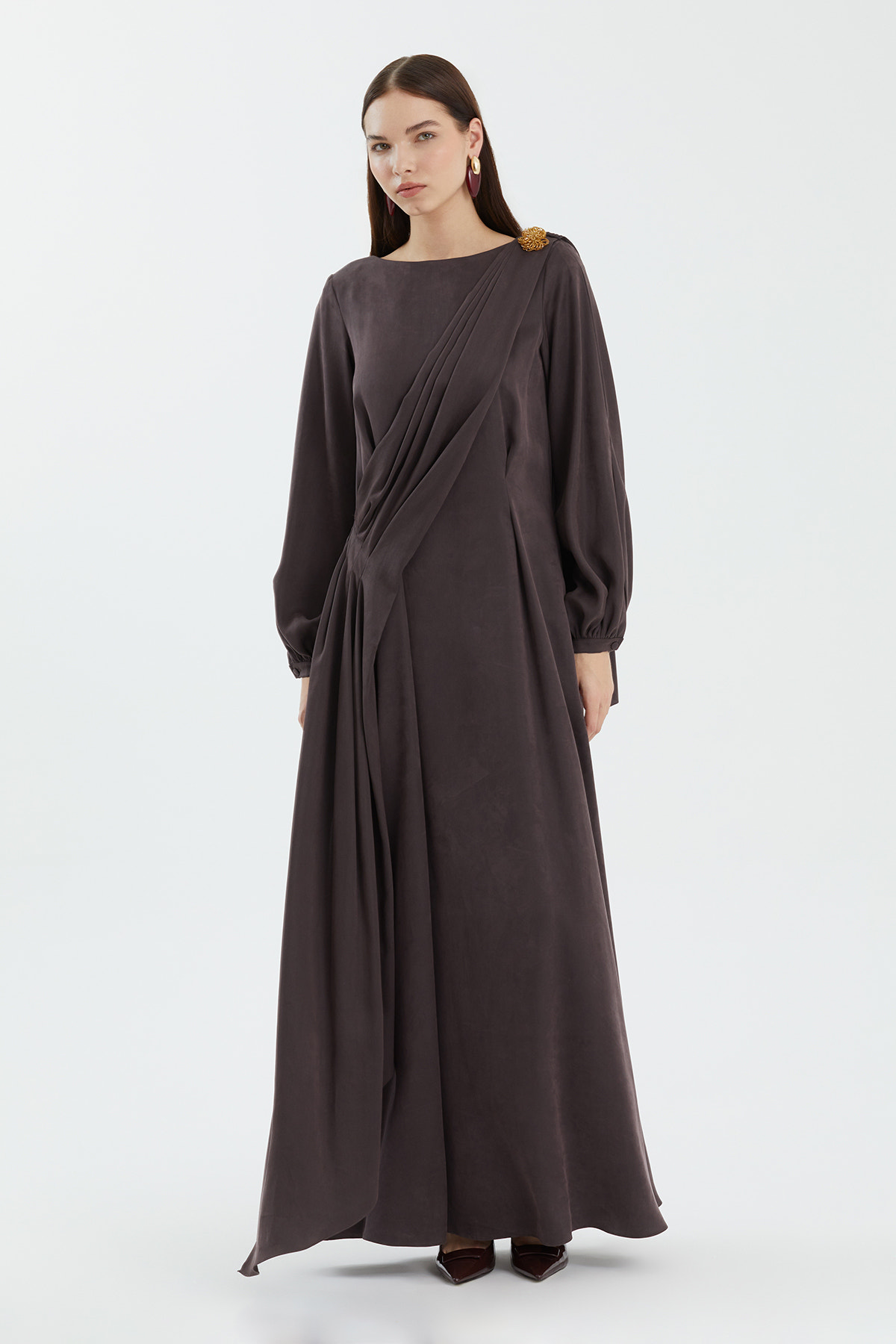 Omuz Detayı Aksesuarlı Kahverengi Elbise