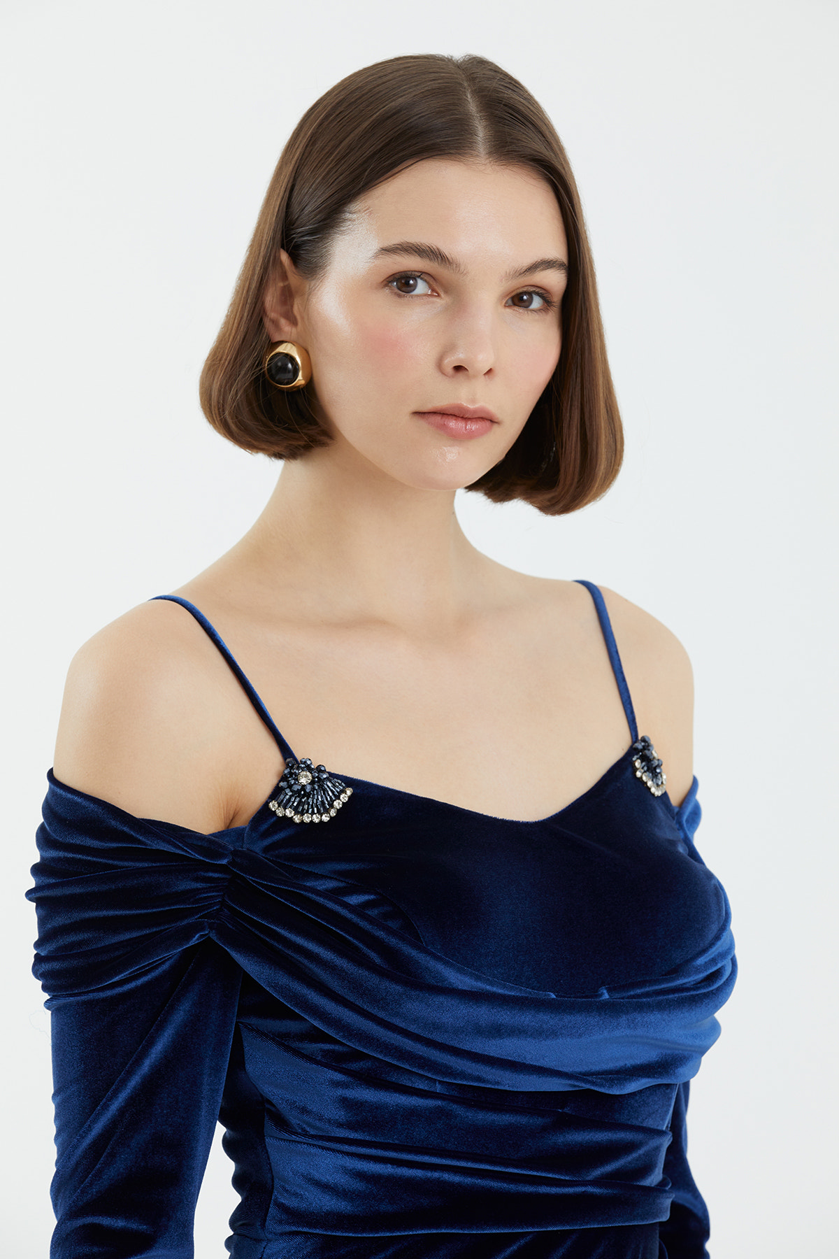 Kol Detaylı Yırtmaçlı Lacivert Kadife Elbise