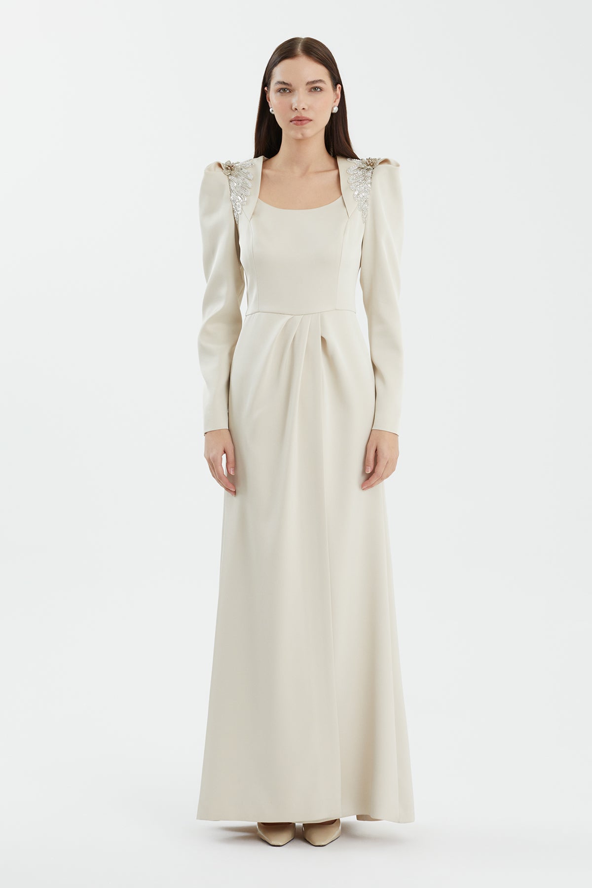 İşlemeli Aksesuarlı Yırtmaçlı Bej Elbise