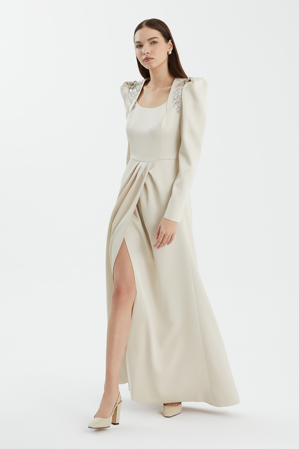 İşlemeli Aksesuarlı Yırtmaçlı Bej Elbise