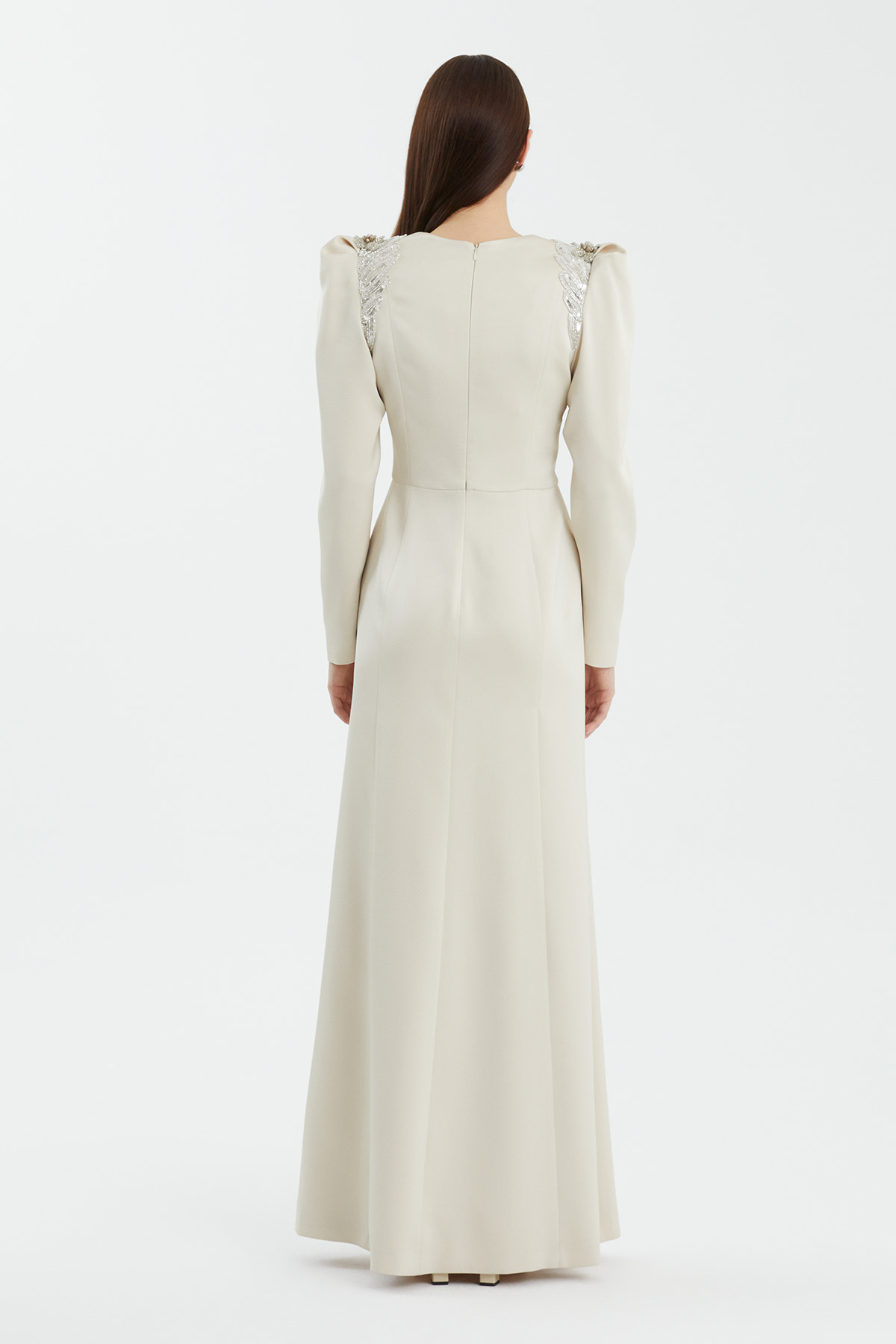 İşlemeli Aksesuarlı Yırtmaçlı Bej Elbise