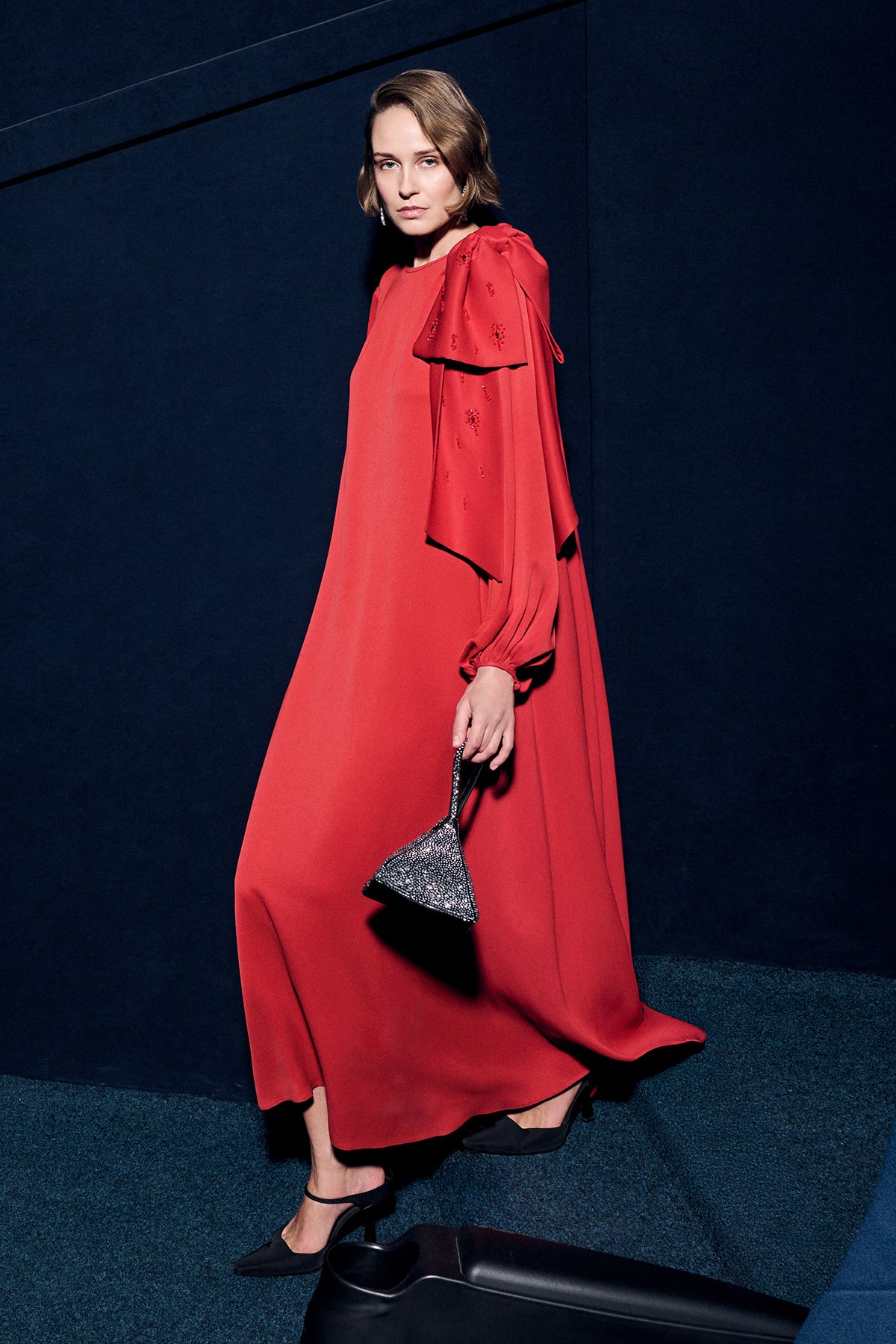 Omuzda İşlemeli Fiyonk Detaylı Kırmızı Elbise