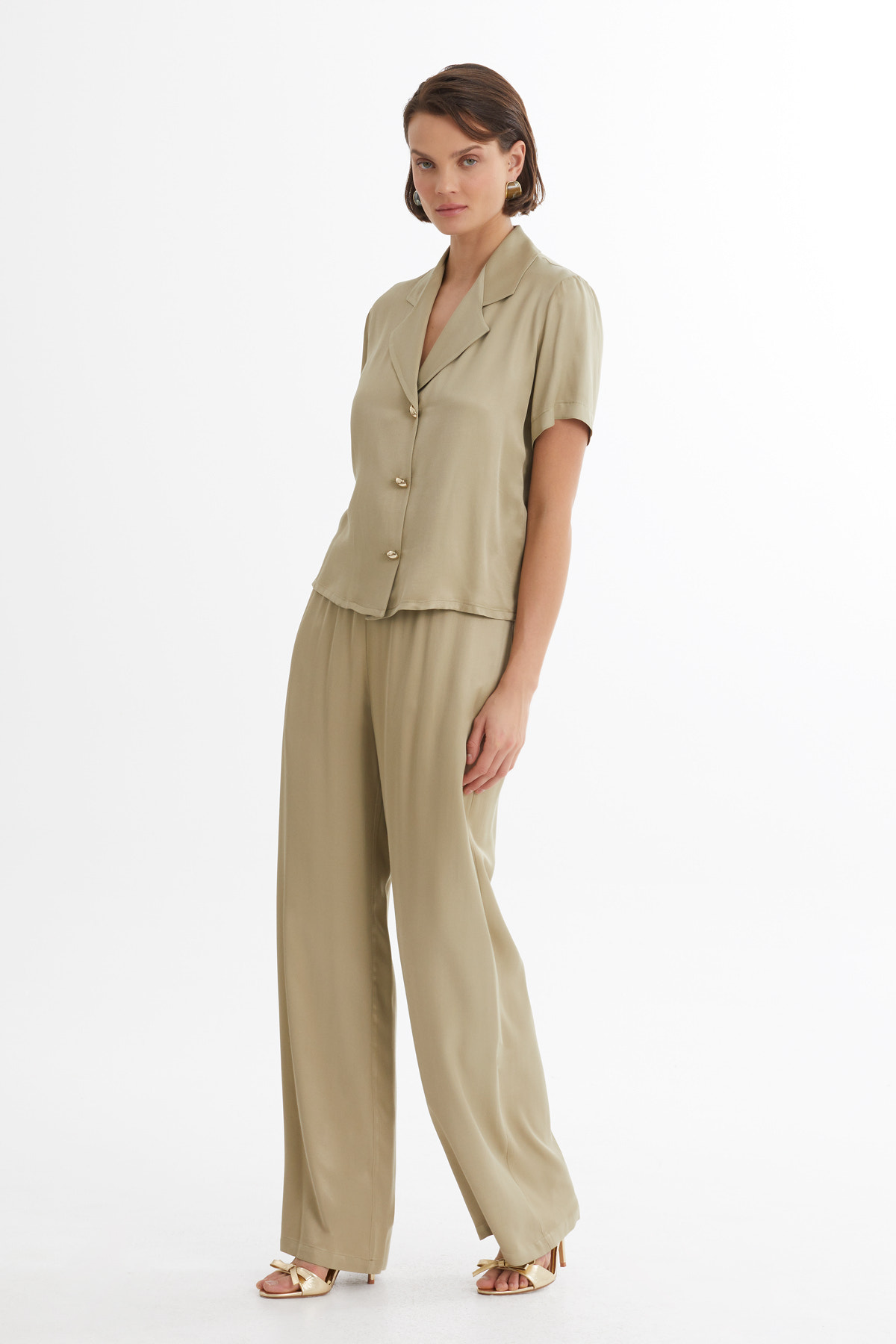 Saten Gömlek Ve Pantolonlu Bej Takım