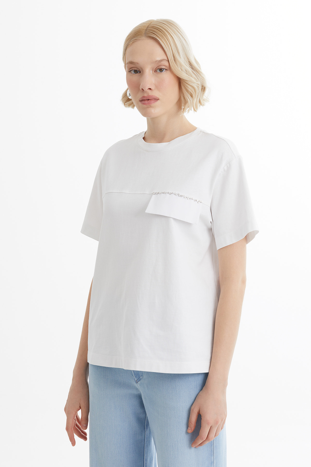 Cep Kapağı Boncuk İşlemeli Beyaz T-Shirt