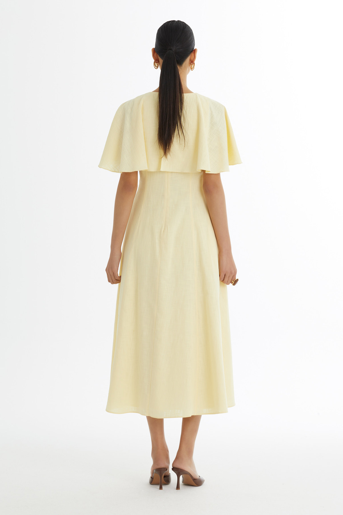 Pelerin Detaylı İşlemeli Sarı Elbise