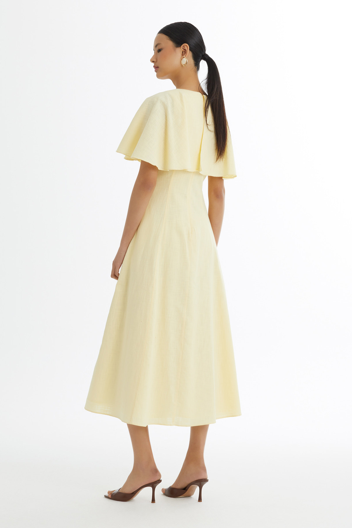 Pelerin Detaylı İşlemeli Sarı Elbise