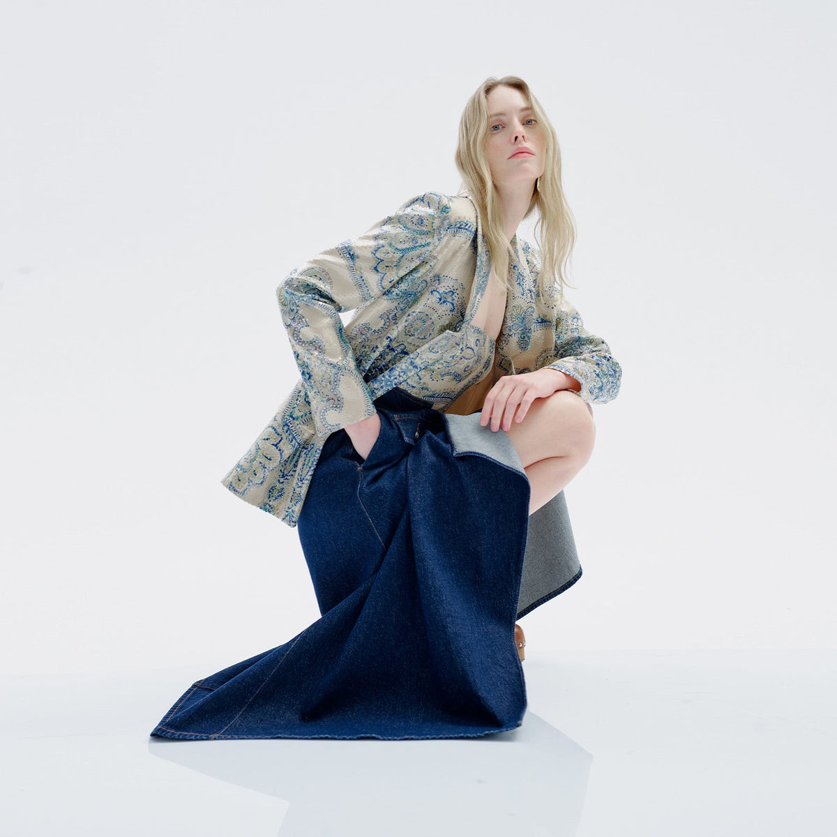 Denim Etek Modelleri ile Modern Kombin Önerileri