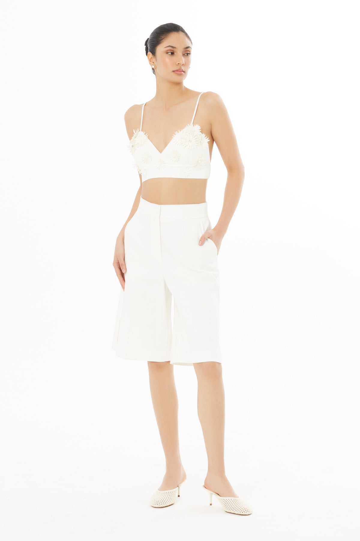 Paçaları Yırtmaçlı Bermuda