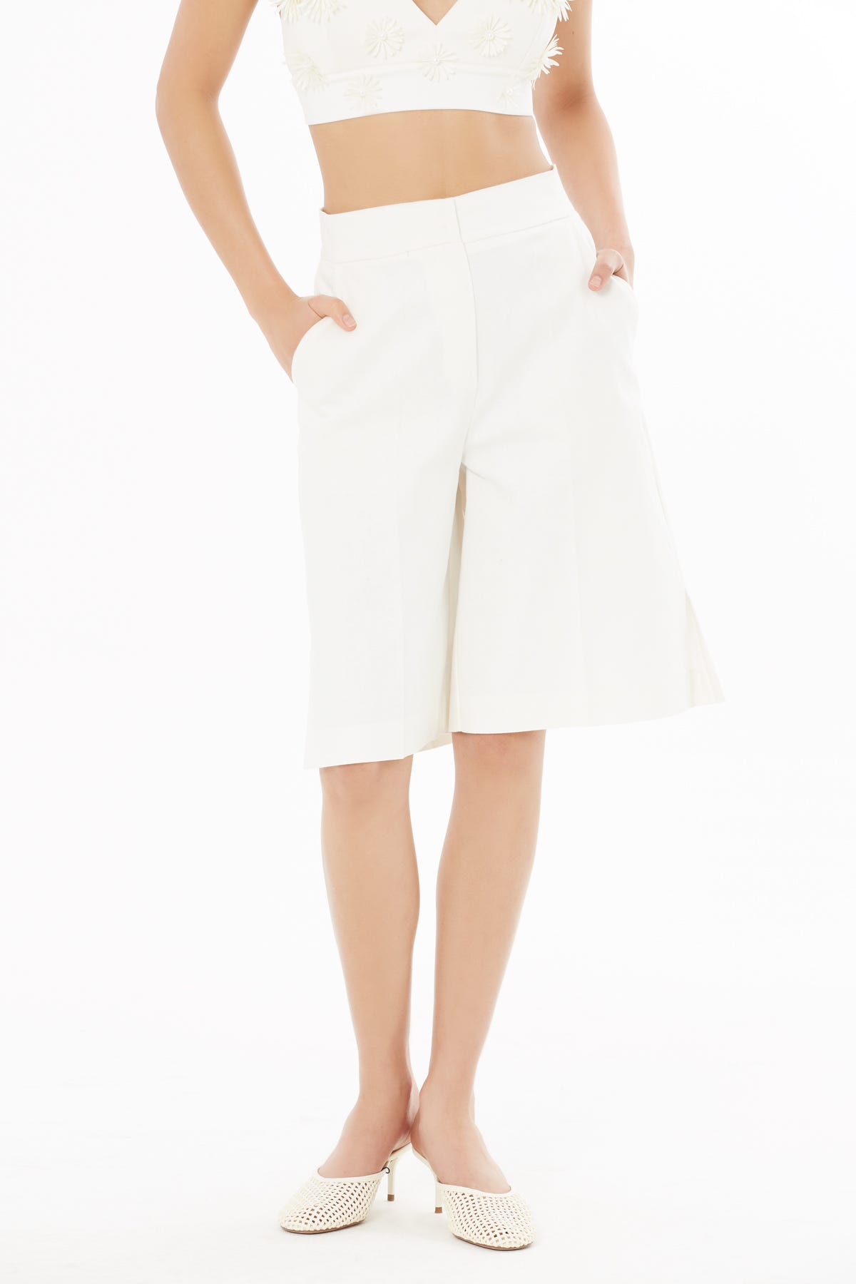 Paçaları Yırtmaçlı Bermuda