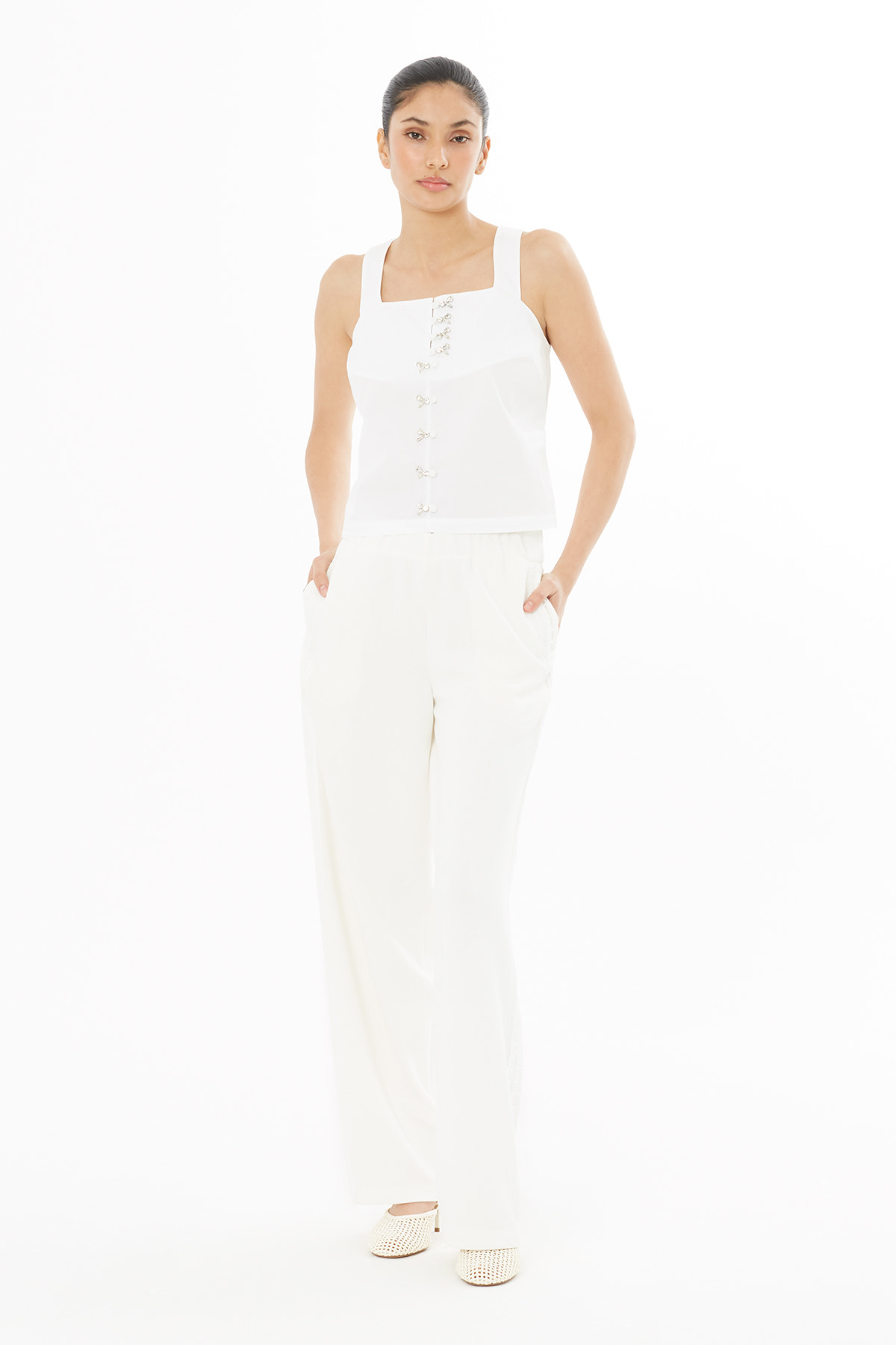 Kalın Askılı İşlemeli Bluz