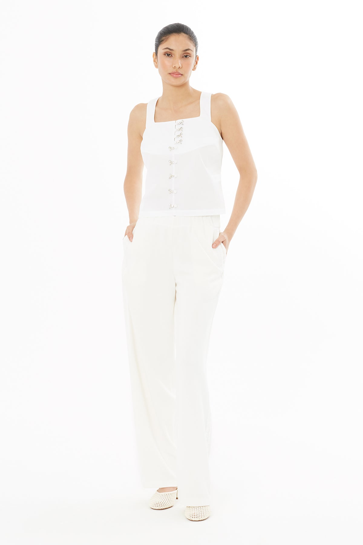 Kalın Askılı İşlemeli Bluz