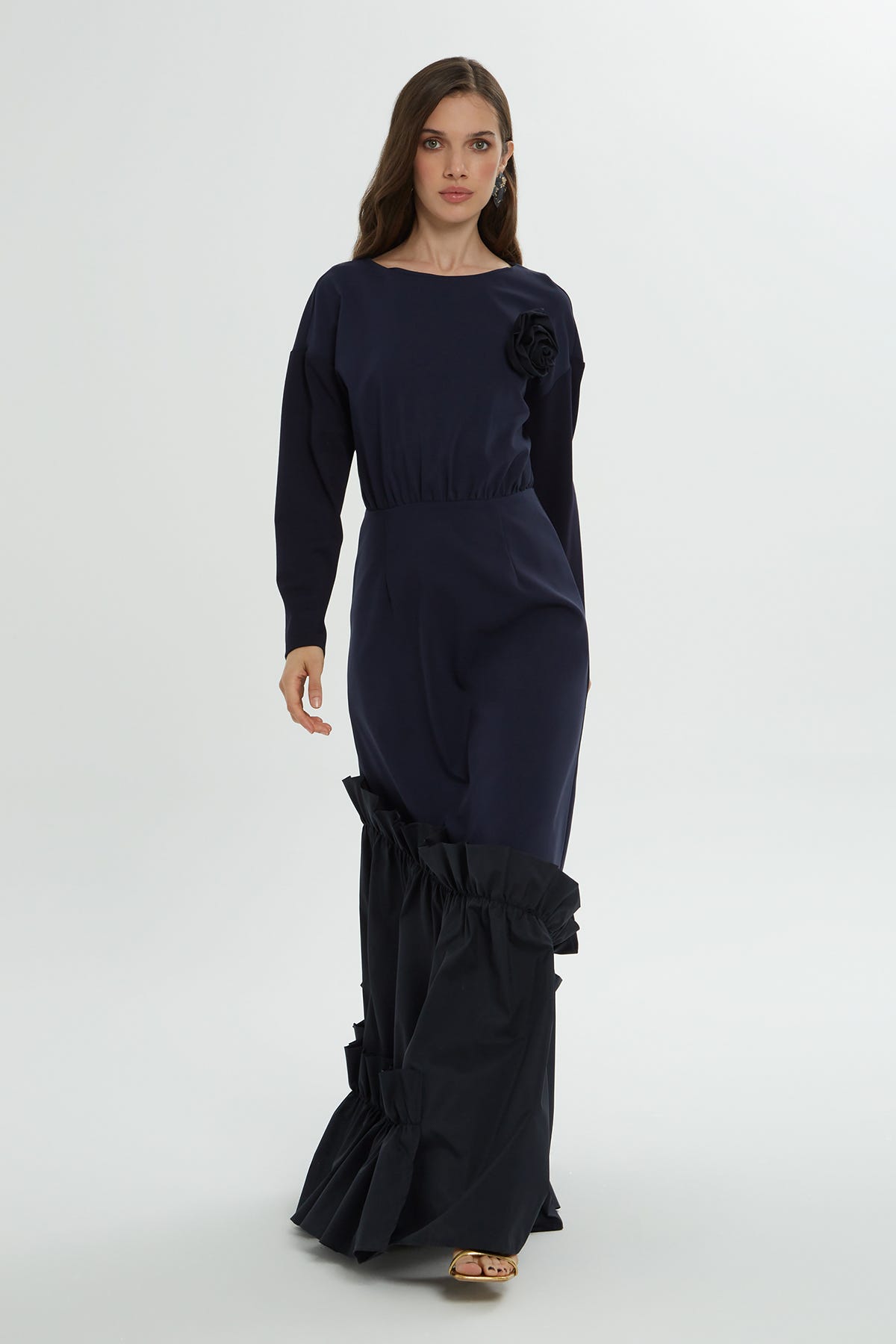 Eteği Volanlı Gül Broş Detaylı Uzun Elbise