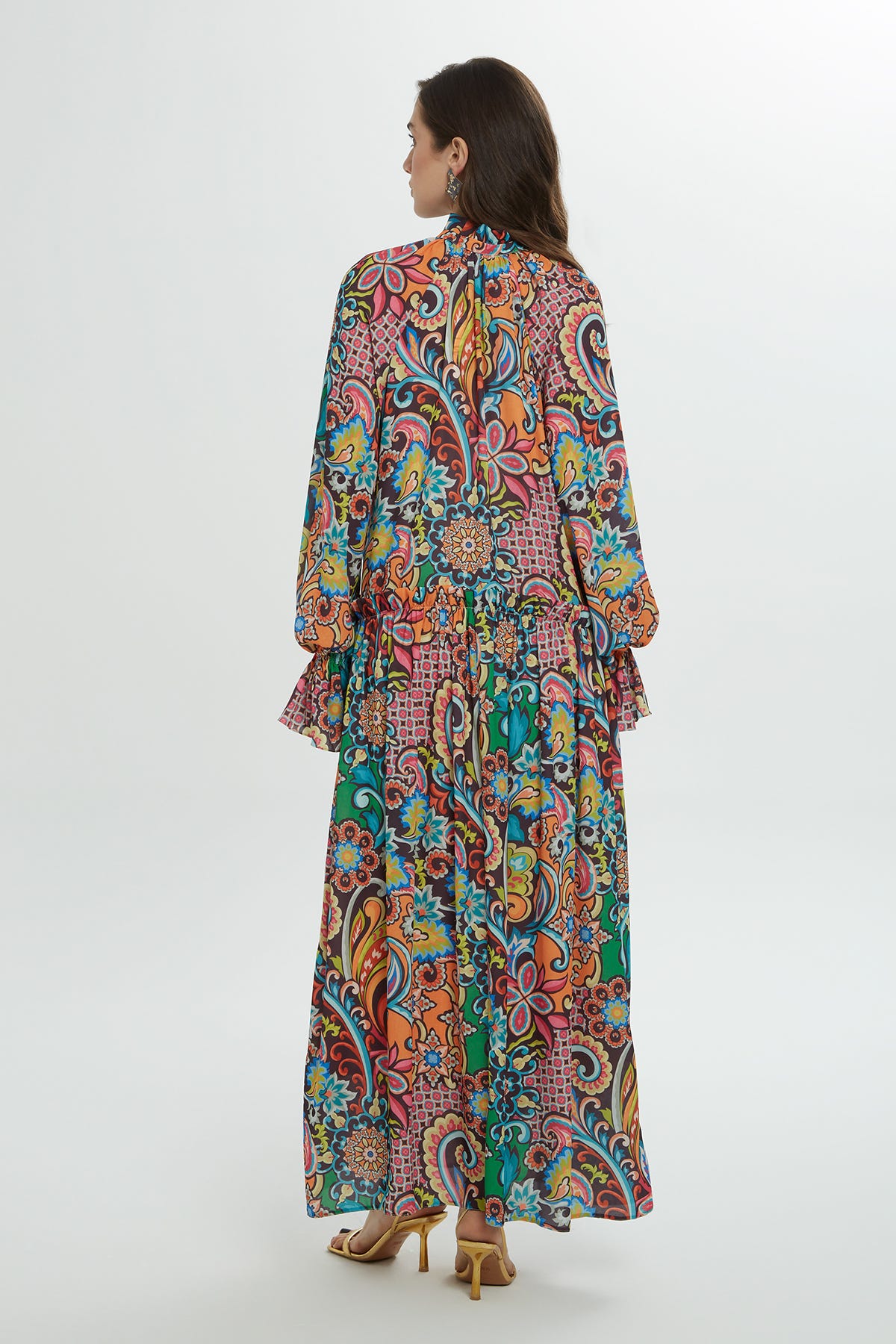 Volan Detaylı Yaka Bağlamalı Desenli Uzun Elbise